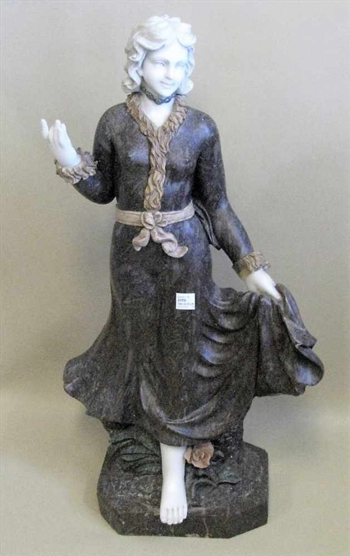 Marmorfigur, Stehendes Mädchen, weißer und bräunlicher Marmor, 1 Finger rest., 80 x 50 x 28 cm.