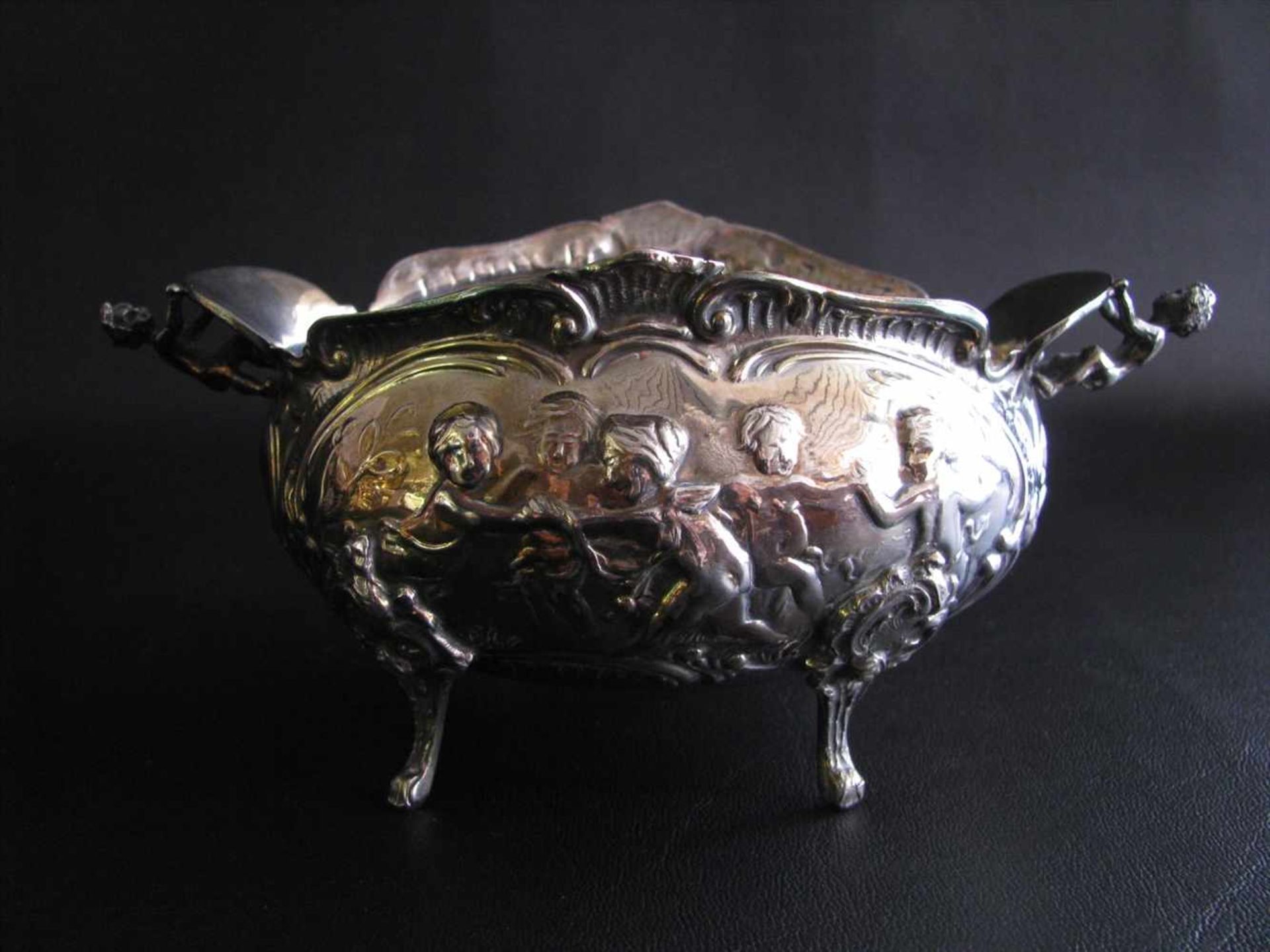 Henkelschale, Puttendekor, 800er Silber, Innenvergoldung, gepunzt, 119 g, 7,5 x 16 x 9 cm.