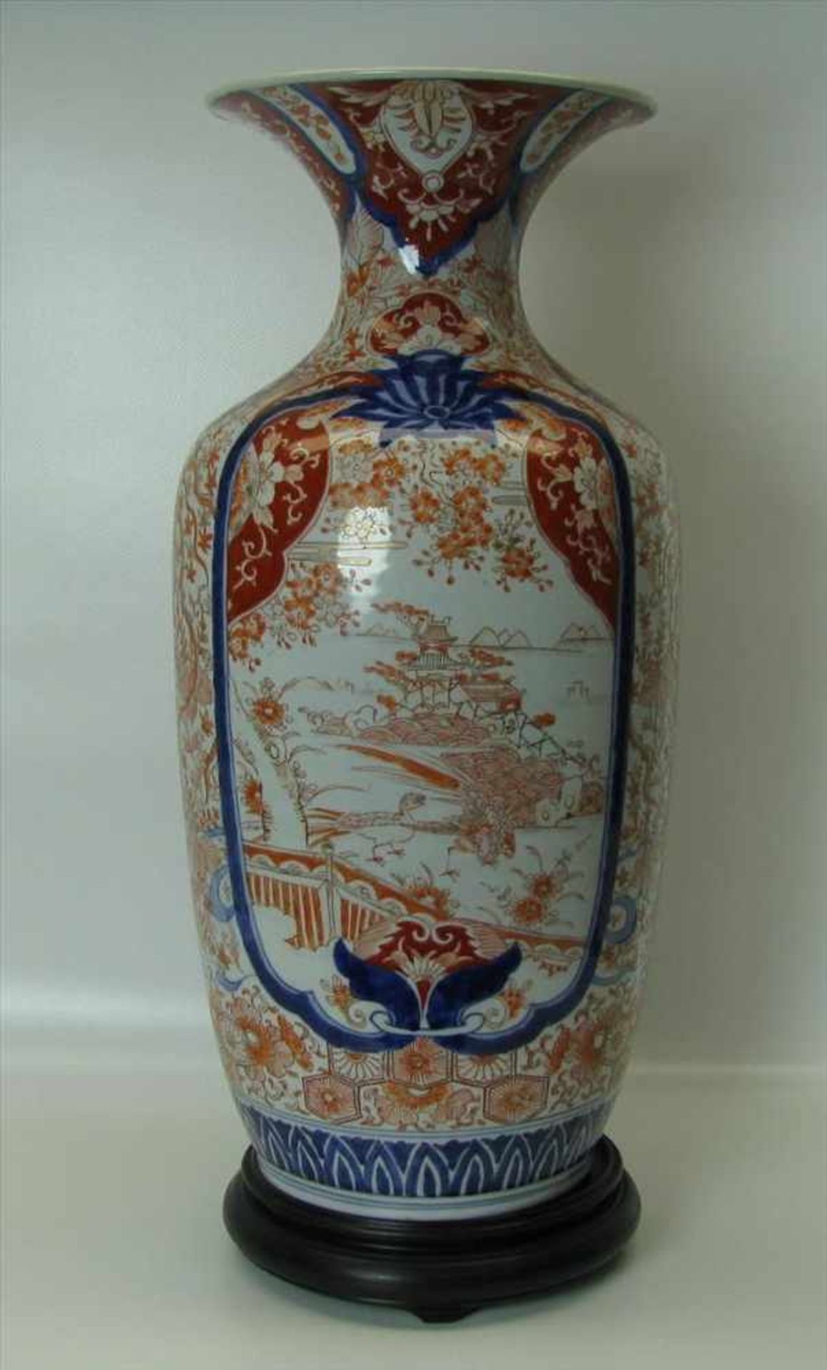 Vase, Japan, Imari, 19. Jahrhundert, Weißporzellan mit polychromer Bemalung, h 44 cm, d 22,5 cm. - Image 2 of 2