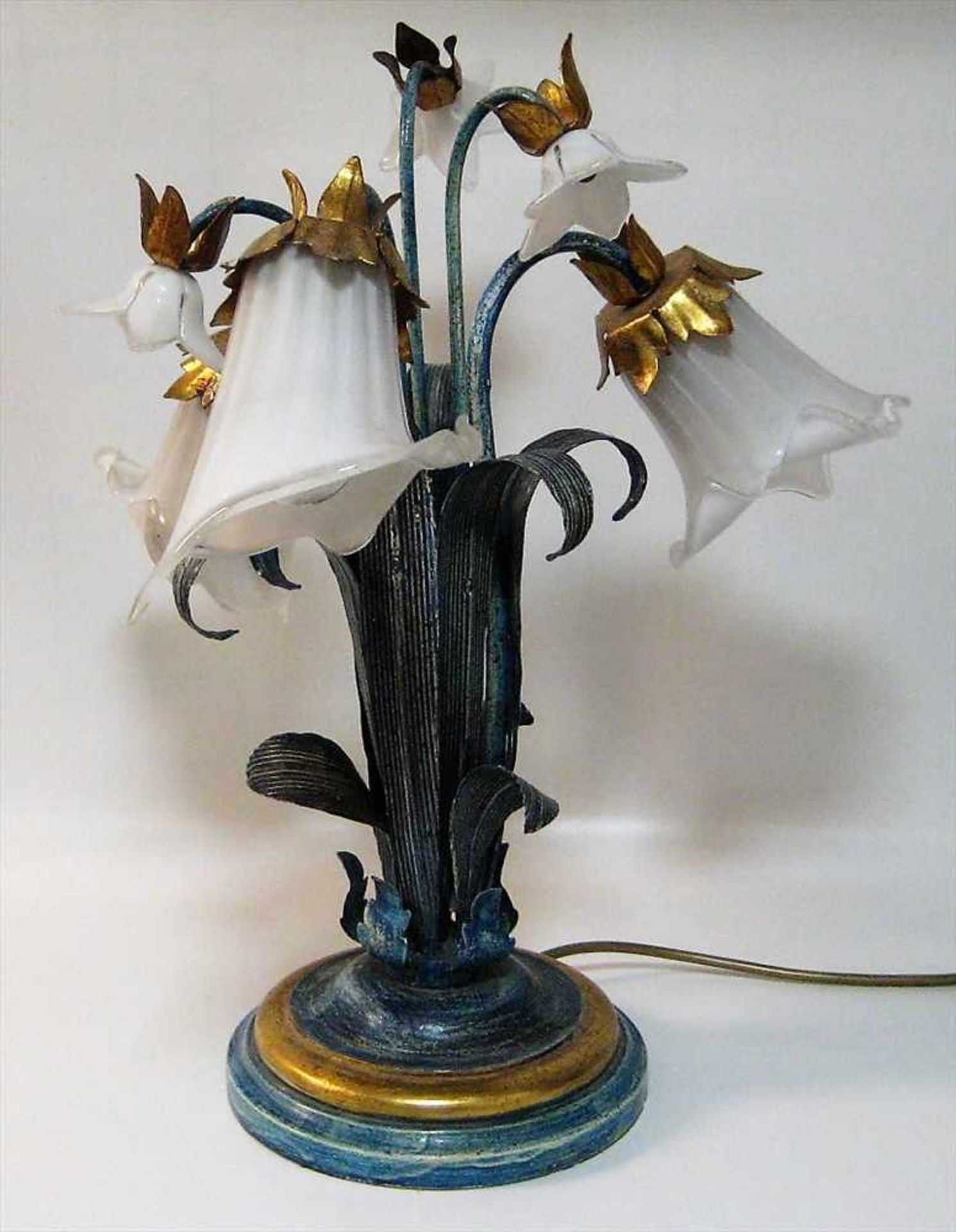 Tischlampe, Italien, Blech vergoldet, 3-flammig, h 48 cm, d 42 cm.