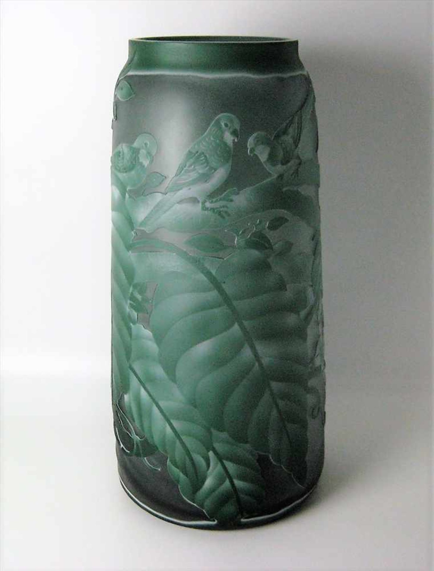Große Vase, grünliches Cameo-Glas mit umlaufendem Reliefdekor von Papageien und Blattwerk, nach