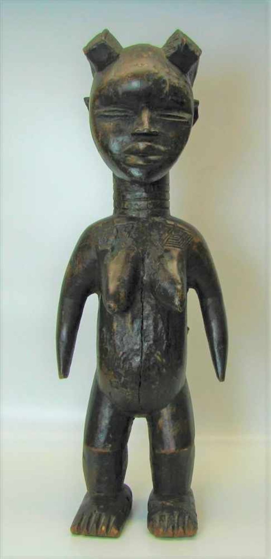 Stehende, weibliche Fruchtbarkeitsfigur mit auf dem Rücken getragenen Kind, Afrika, Nigeria, wohl