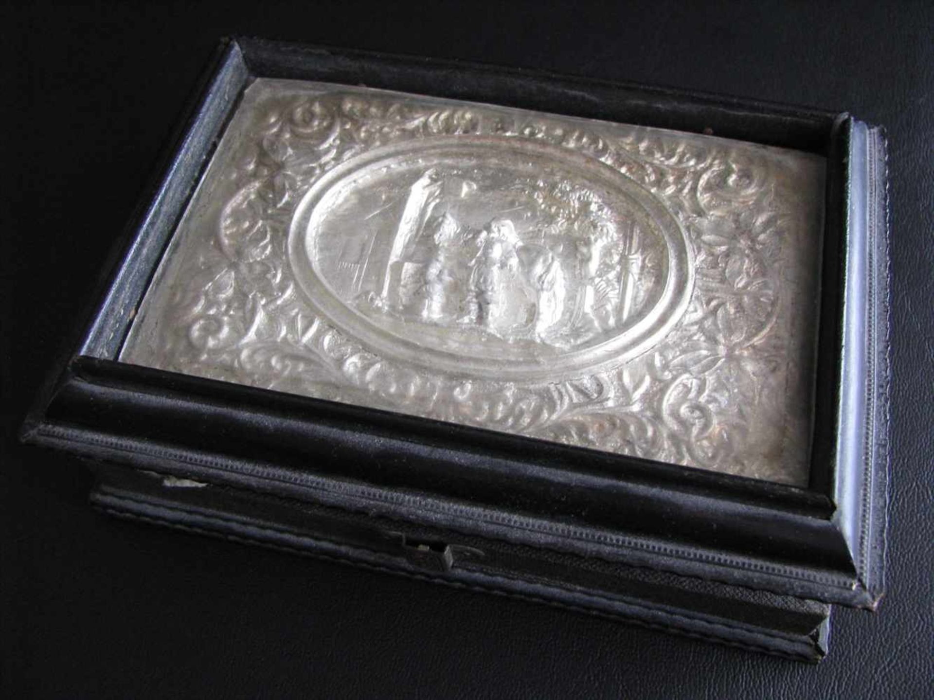 Schatulle, 19. Jahrhundert, Deckel mit Silbertreibarbeit, besch., 4,5 x 15 x 10,5 cm.