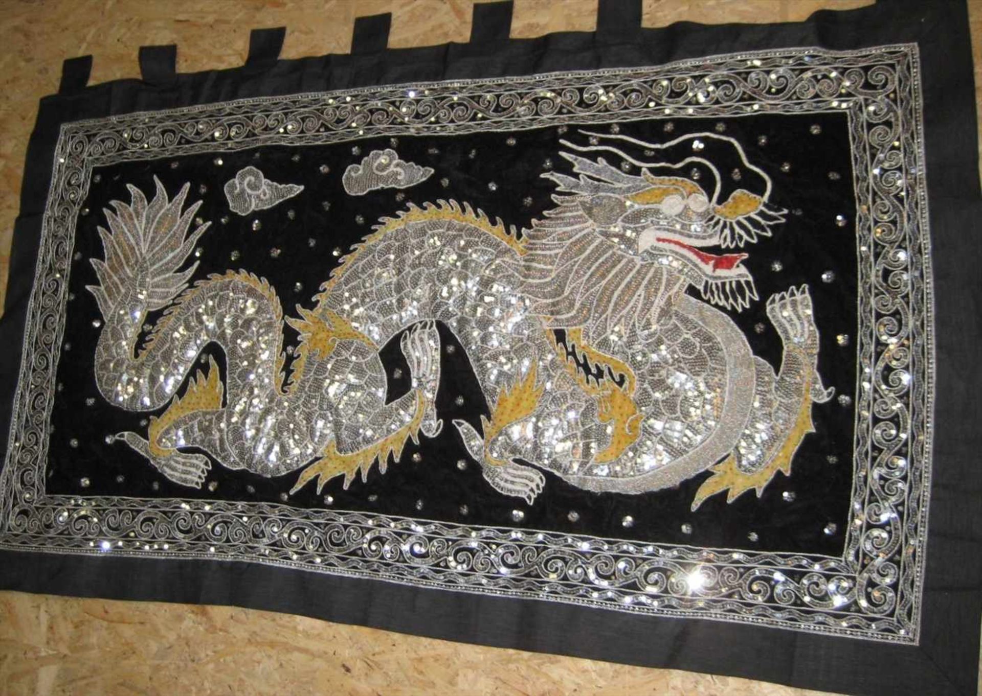 Große Pailettenstickerei, Asien, Drachenmotiv, ca. 100 x 170 cm.