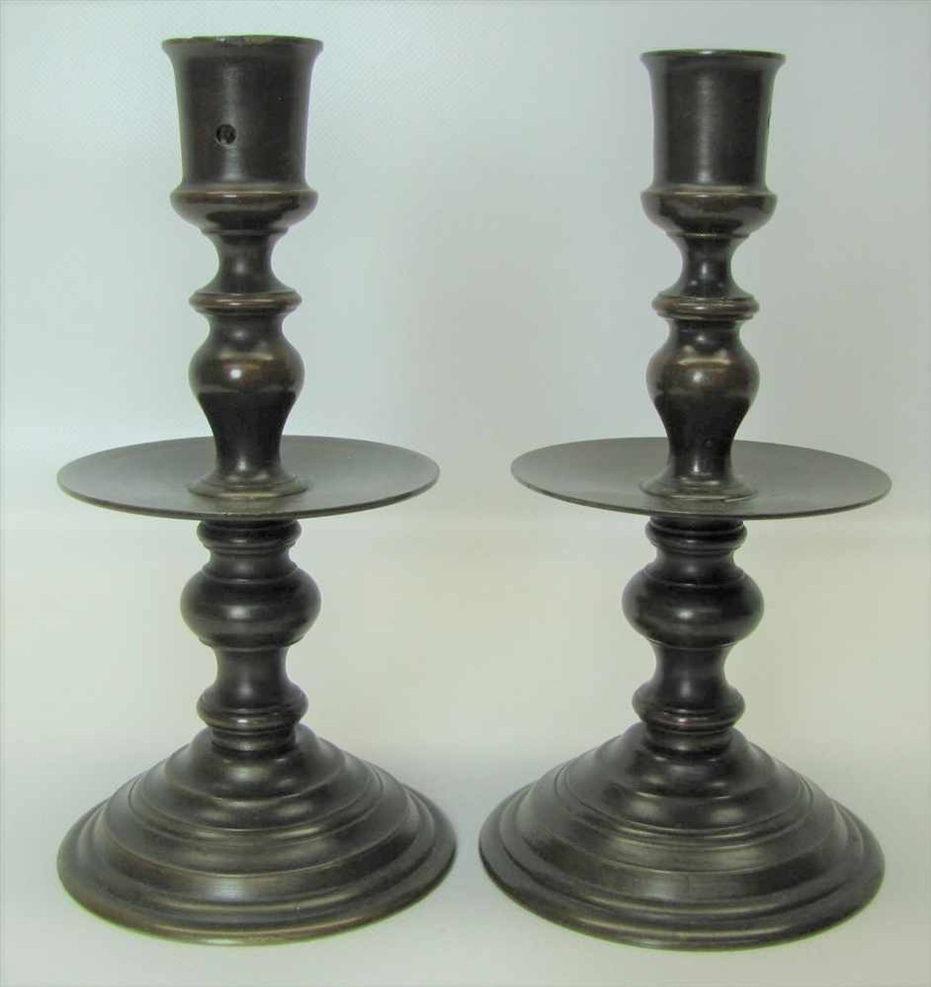 2 antike Scheibenleuchter, um 1800, Bronze, h 19,5 cm, d 10,5 cm.