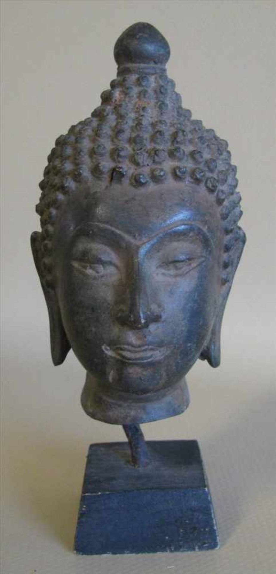 Buddhakopf, Südostasien, Sukothai-Stil, Bronze mit grünlich-brauner Patina, Holzsockel, 16 x 4,6 x