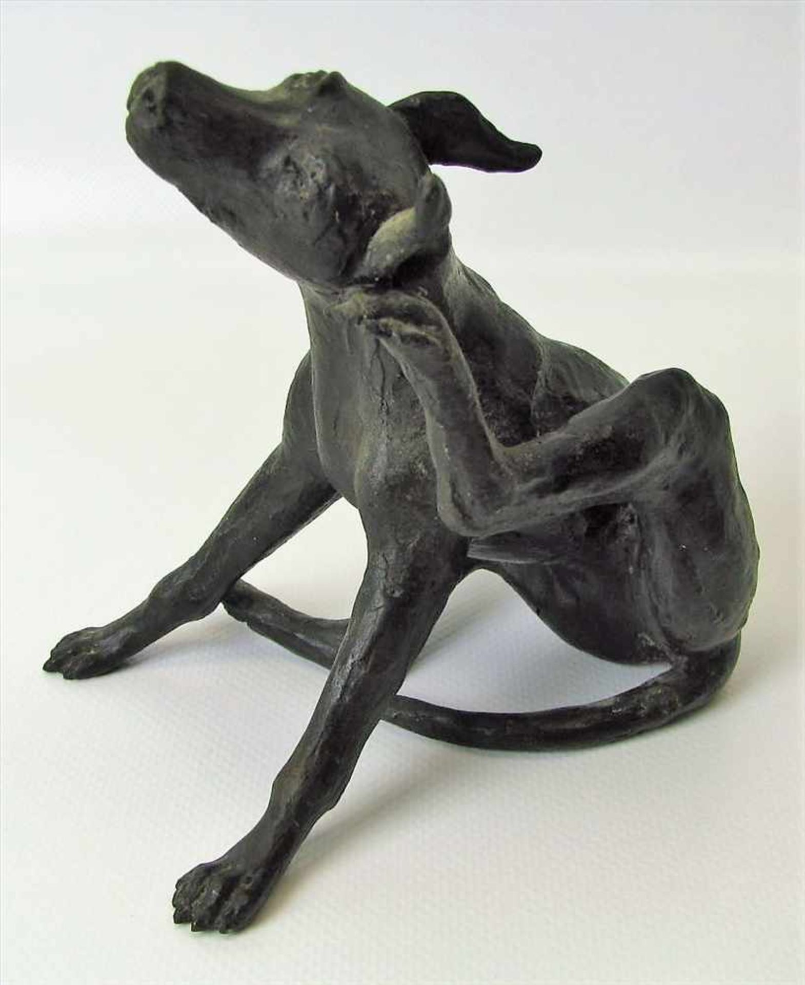 Monogrammist, JS, "Sich am Ohr kratzender Hund", Bronze patiniert, 15 x 14,5 x 10 cm. - Bild 2 aus 2