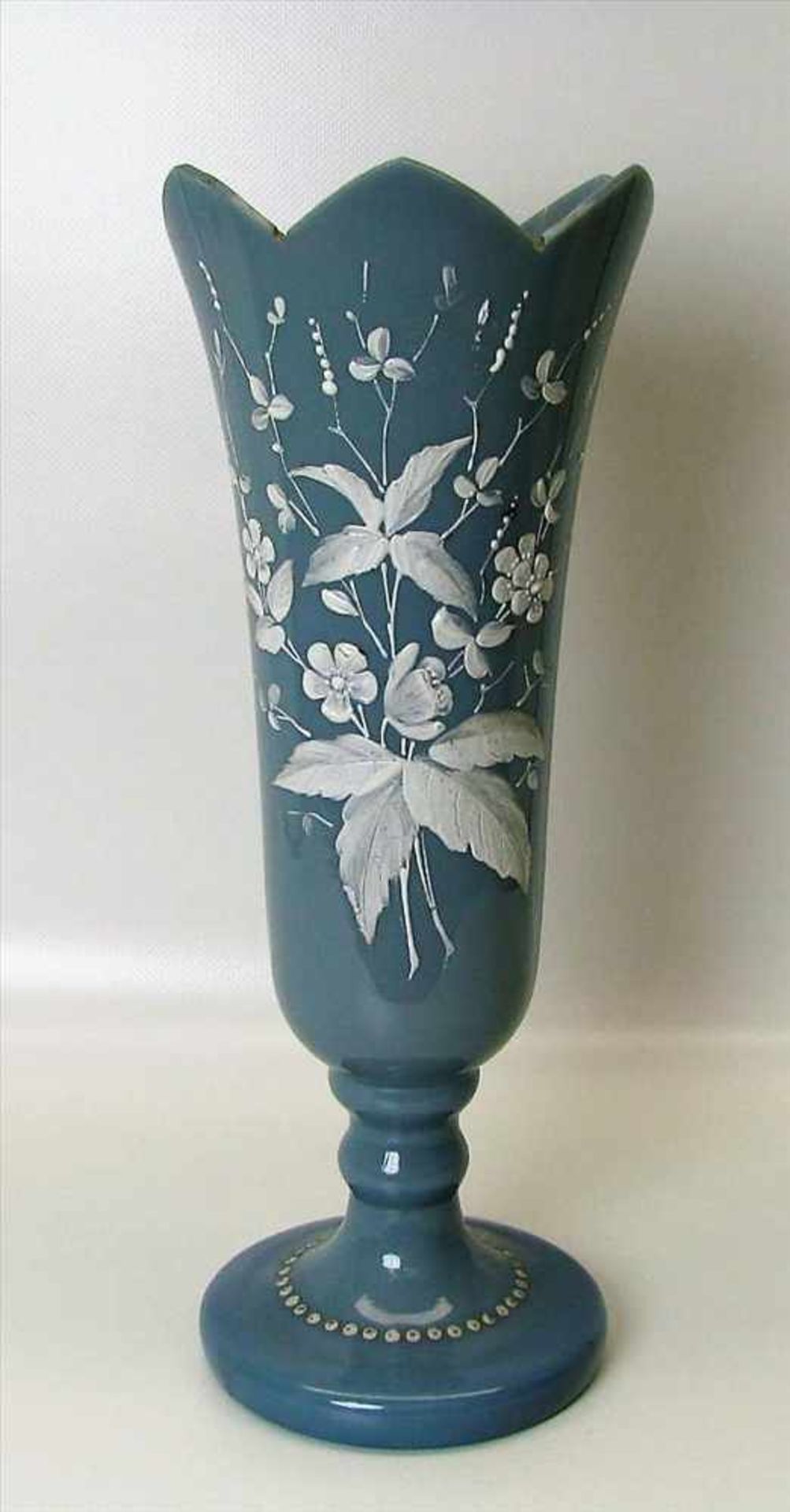 Vase, England, 19. Jahrhundert, taubenblaues Opalinglas mit weißer Emailbemalung, h 33 cm, d 12,5