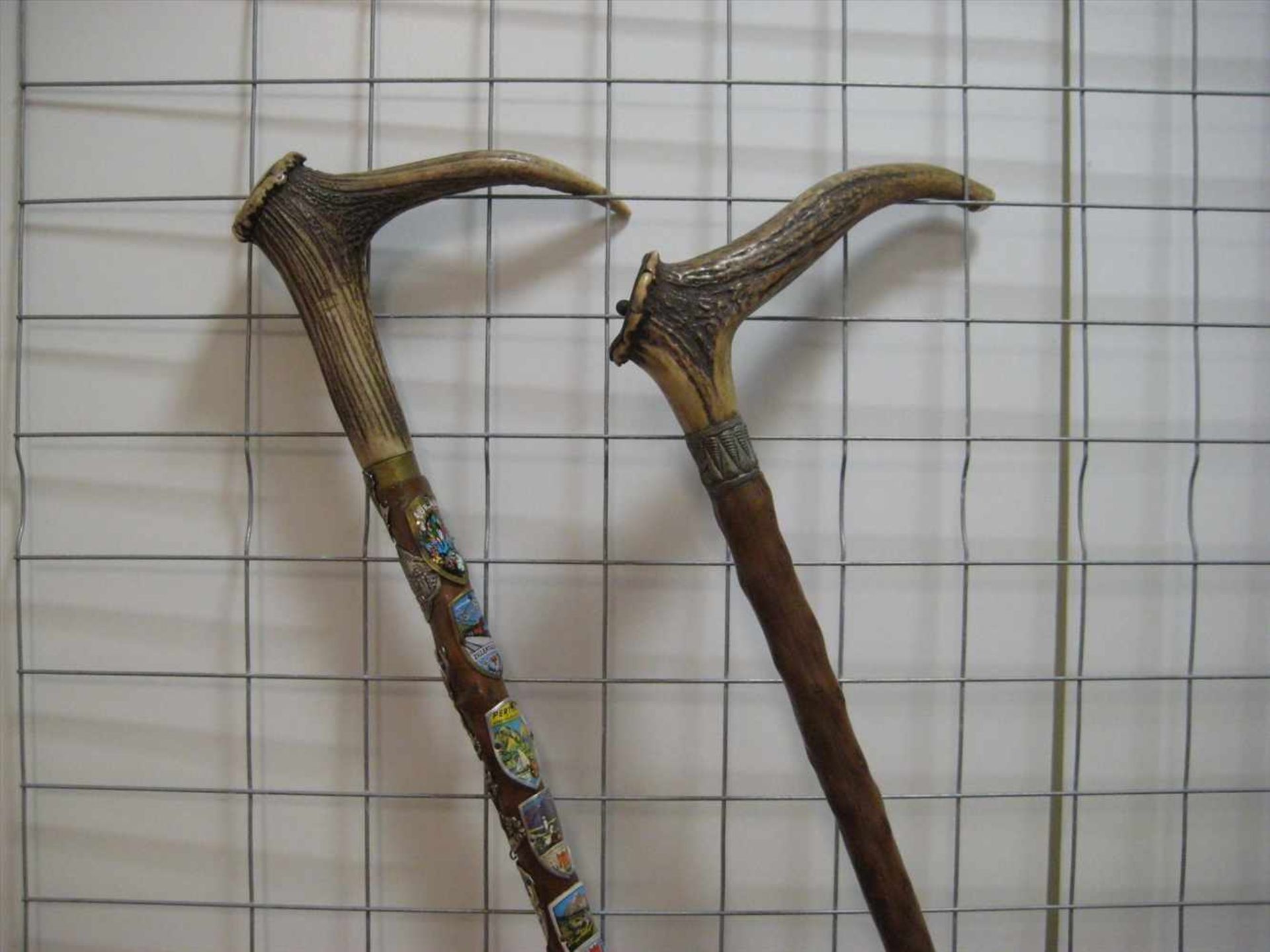 2 alte Spazierstöcke mit Hirschhorngriffen, l 82/89 cm.