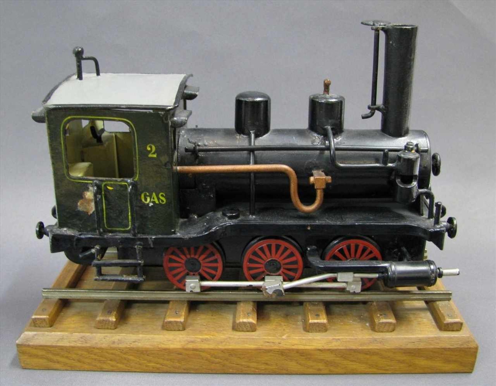 Modell-Lokomotive, Blech farbig bemalt, 20 x 27 x 11 cm.