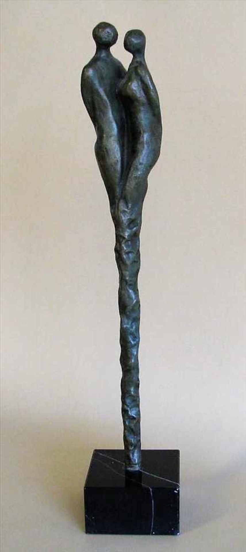 Clou, Elly du, "Liebespaar", Bronze mit grünlicher Patina, Marmorsockel, h 41 cm, d 6,5 cm.