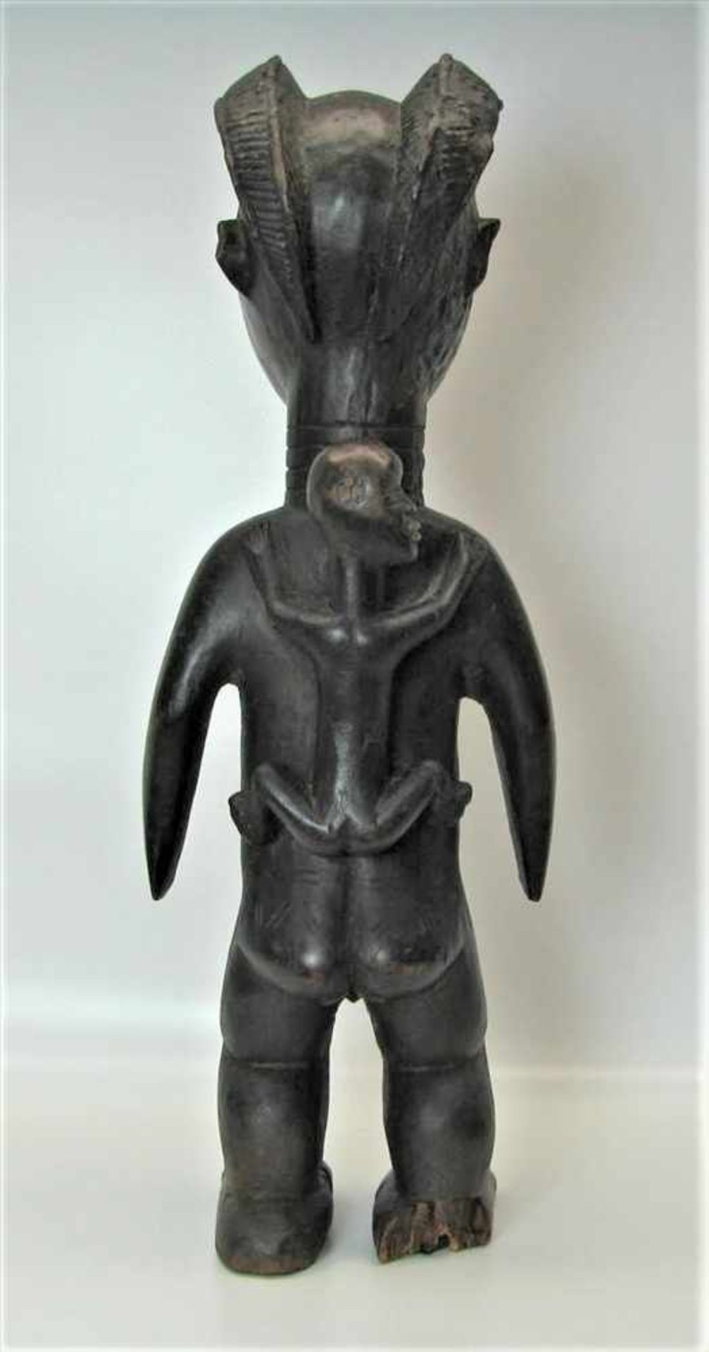 Stehende, weibliche Fruchtbarkeitsfigur mit auf dem Rücken getragenen Kind, Afrika, Nigeria, wohl - Image 3 of 3