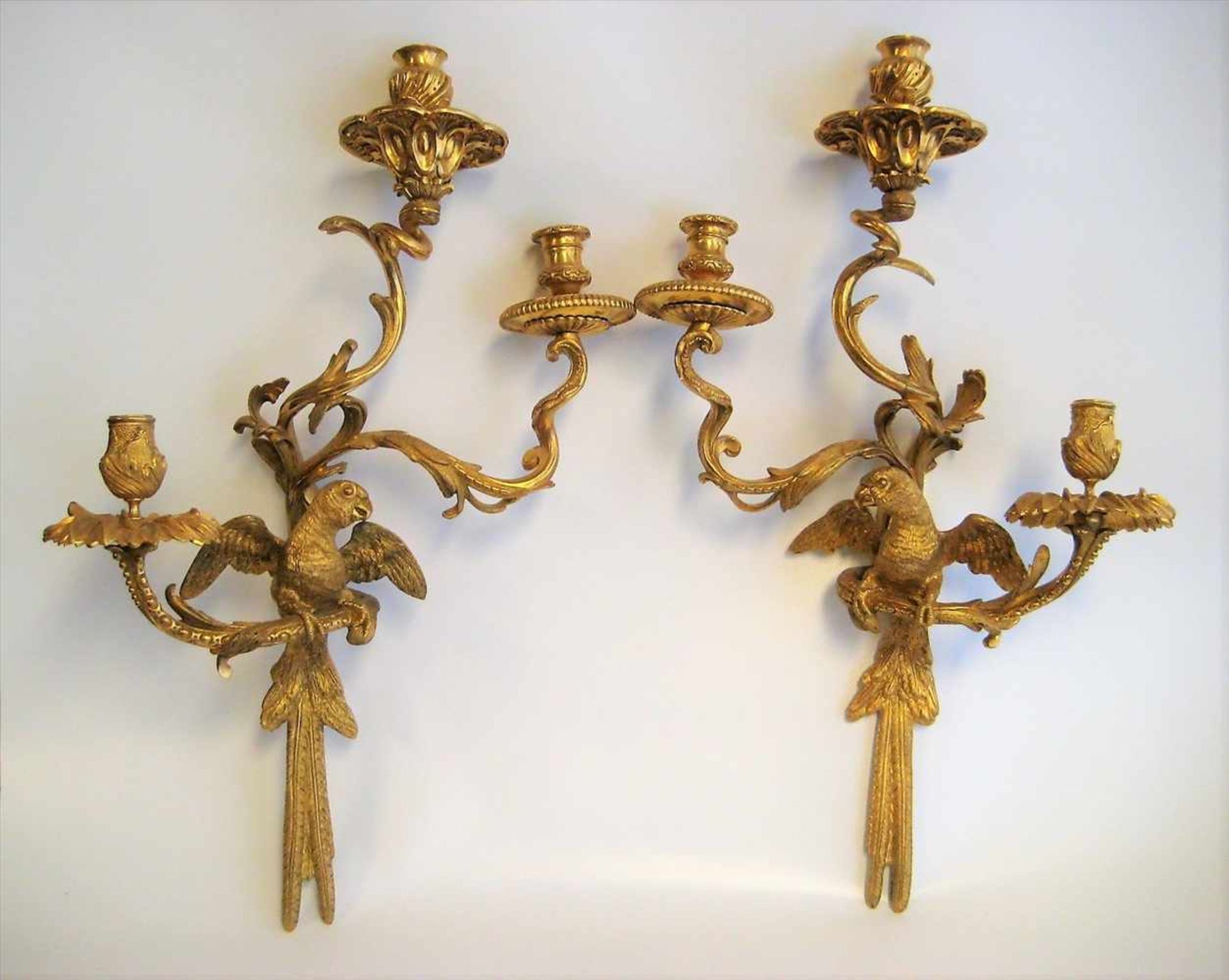 2 Wandkerzenleuchter, Frankreich, um 1800, getragen durch Papageien, Bronze mit Feuervergoldung, - Bild 3 aus 4