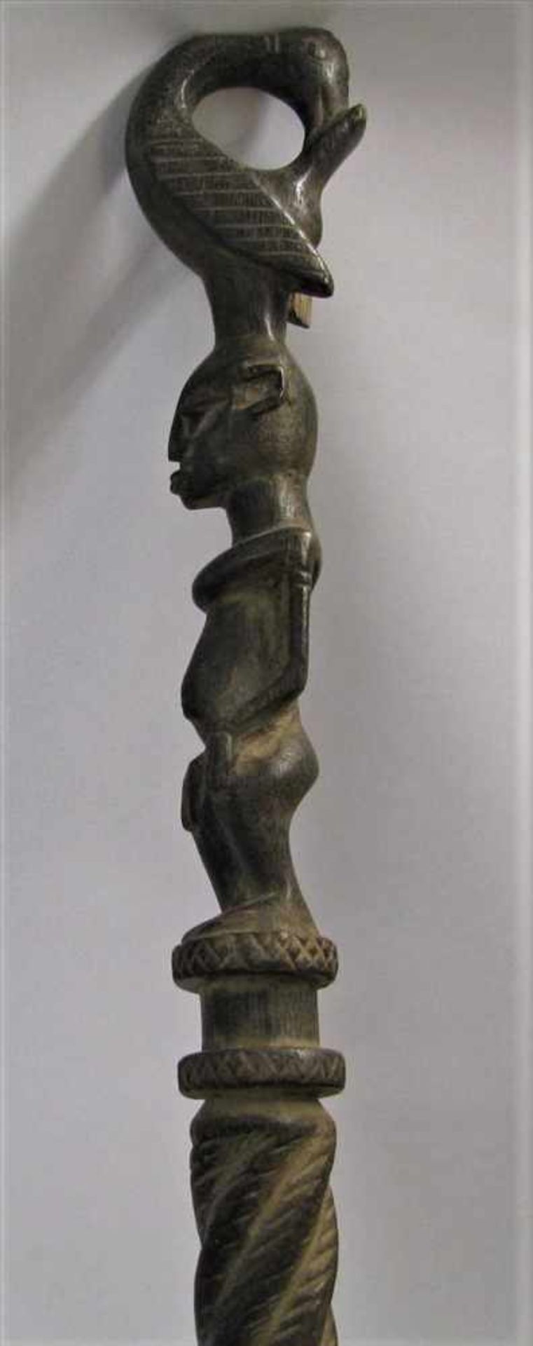 Zeremonienstab, Afrika, Holz beschnitzt, Griff als weibliche Figur mit Vogel, 1 x best., h 91 cm,