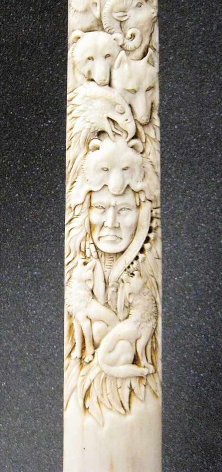 Schwertfisch-Zahn (Rostrum), Indianisch, Rostrum feinst beschnitzt mit diversen Tieren und - Bild 2 aus 5