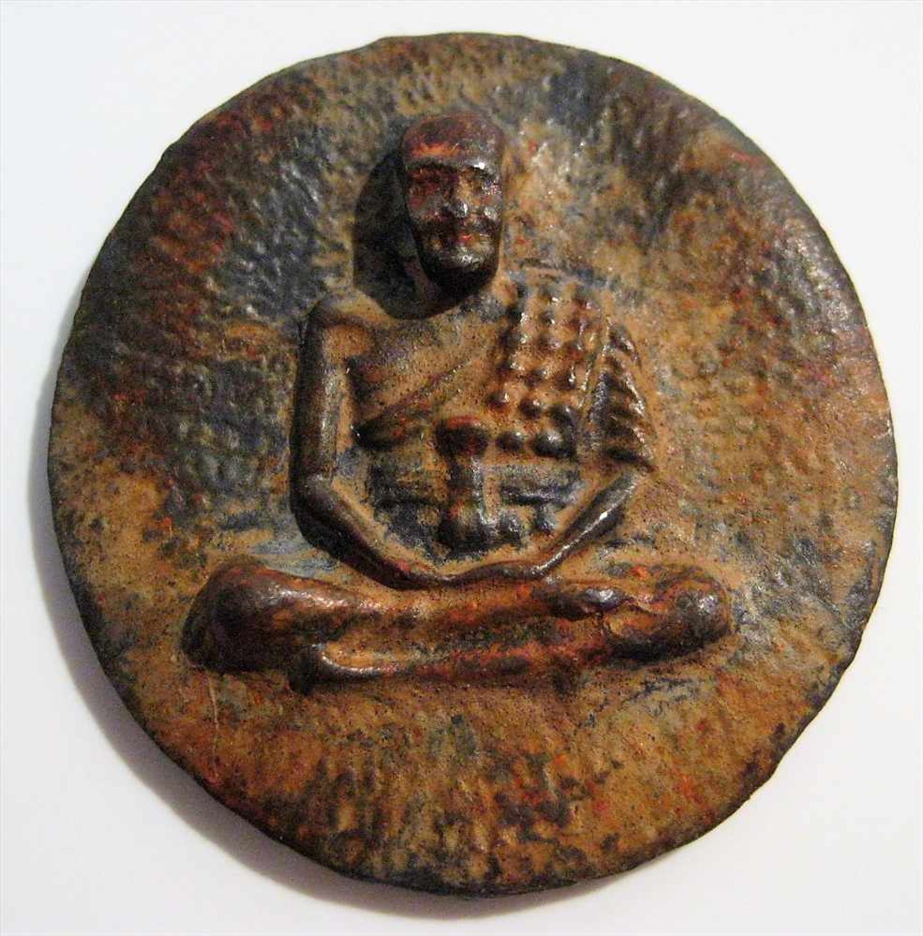 Amulett, Thailand, Eisenguss mit Darstellung eines sitzenden Buddhas, d 4,5 cm.