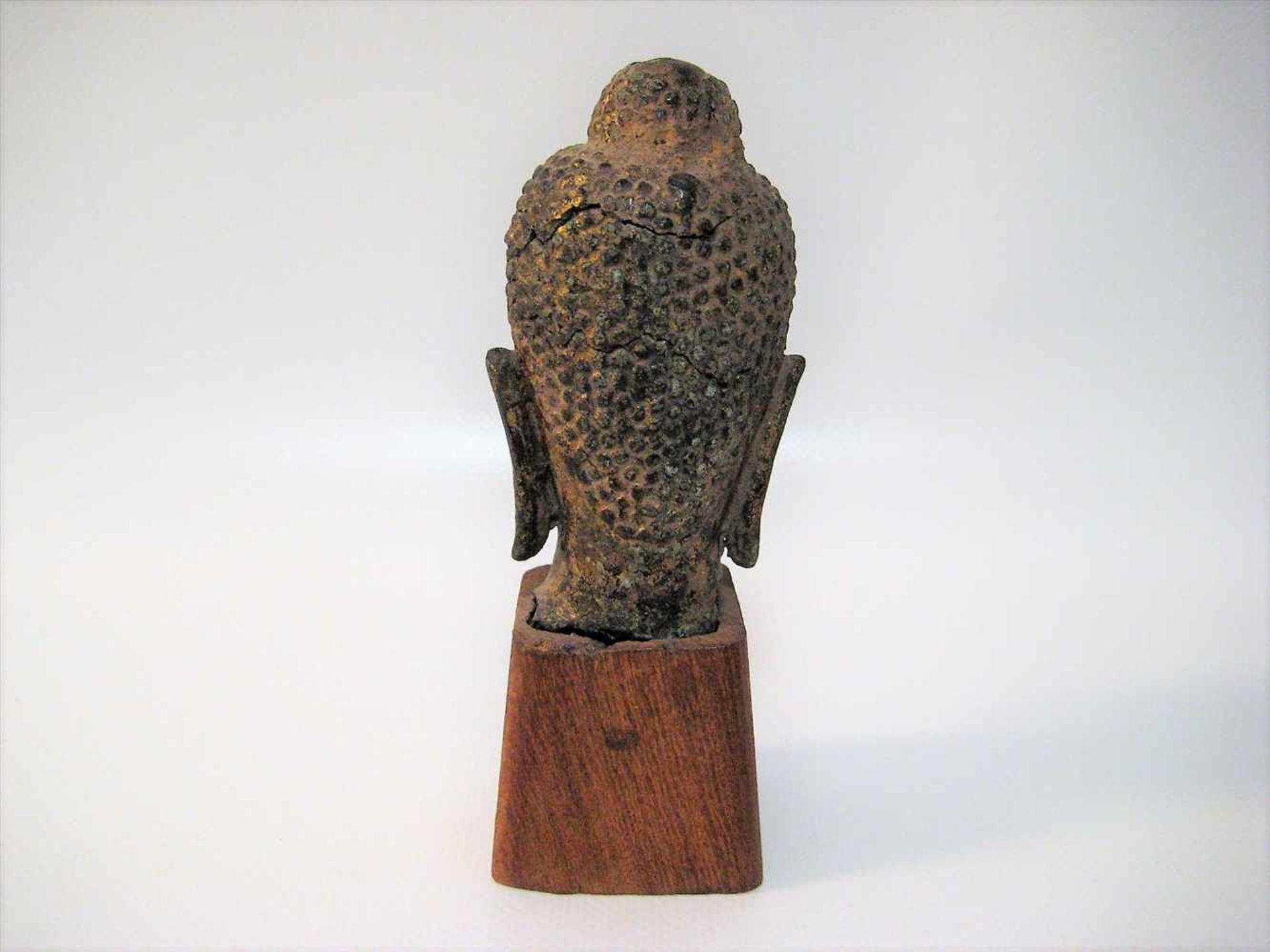Kopf eines Buddhas, Thailand, Bronze, Kopf besch., Holzsockel, 9 x 5 x 5,5 cm. - Bild 2 aus 2