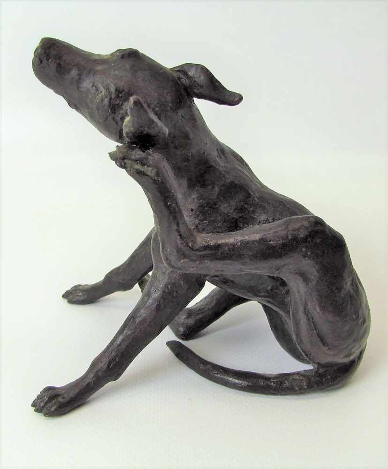 Monogrammist, JS, "Sich am Ohr kratzender Hund", Bronze patiniert, 15 x 14,5 x 10 cm.