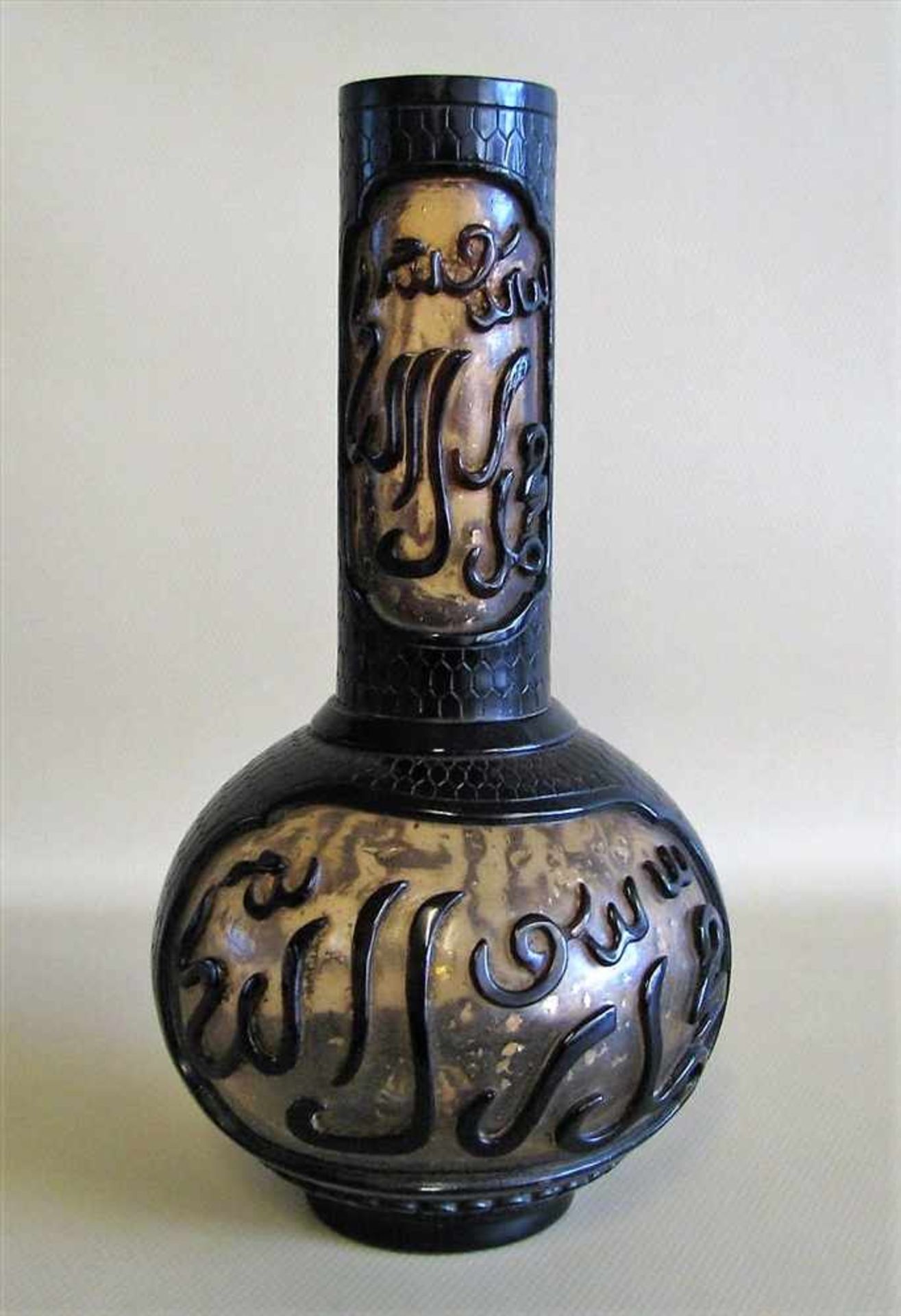 Vase, China, Überfangglas mit eingeschlossenen Goldblättchen, Wandung und Korpus mit geschnittenen - Bild 2 aus 3