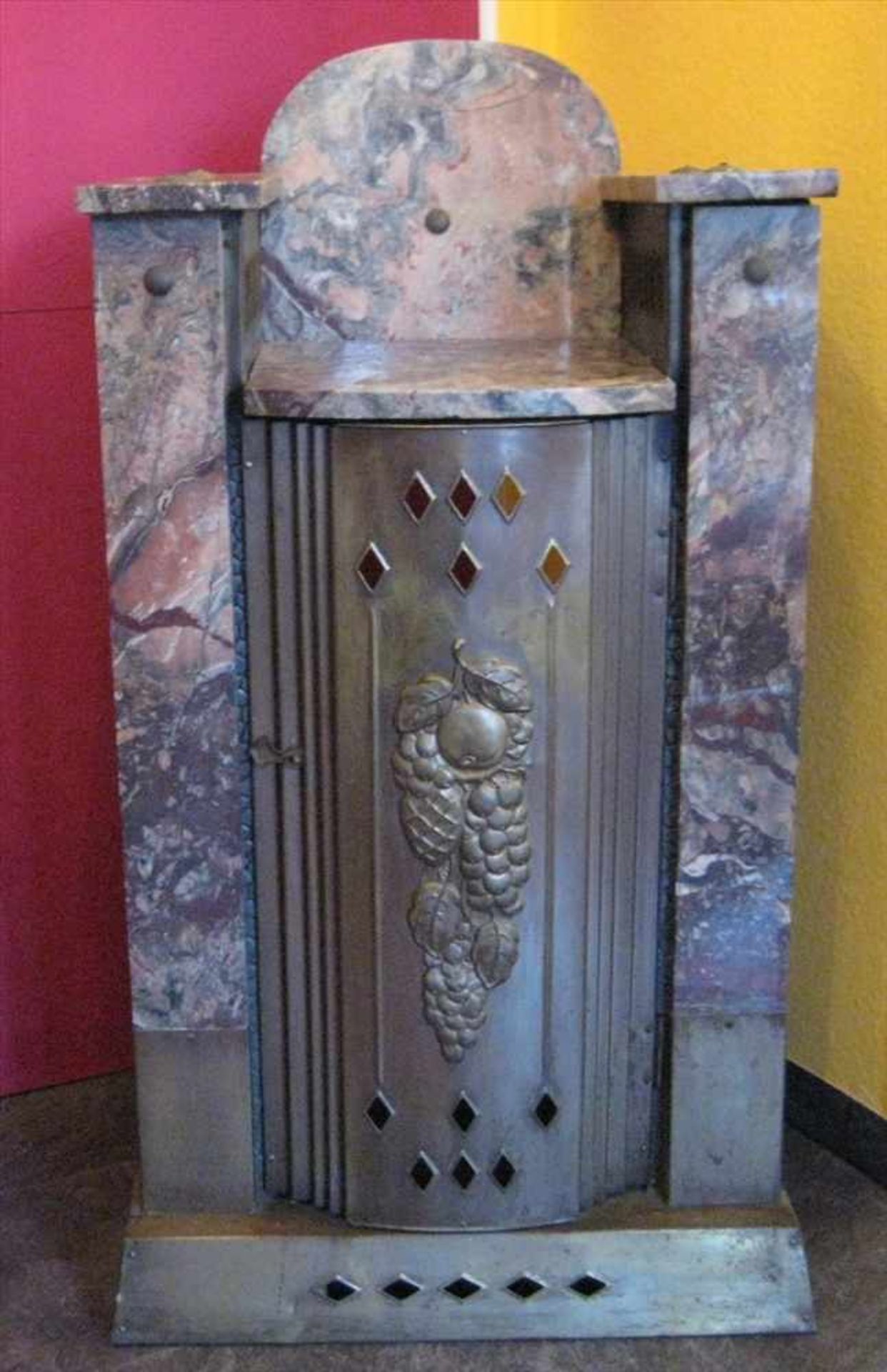 Ofen, Art déco, um 1910, Marmor und Messing, komplett, eine Besch. am marmor, 116 x 60 x 40 cm.