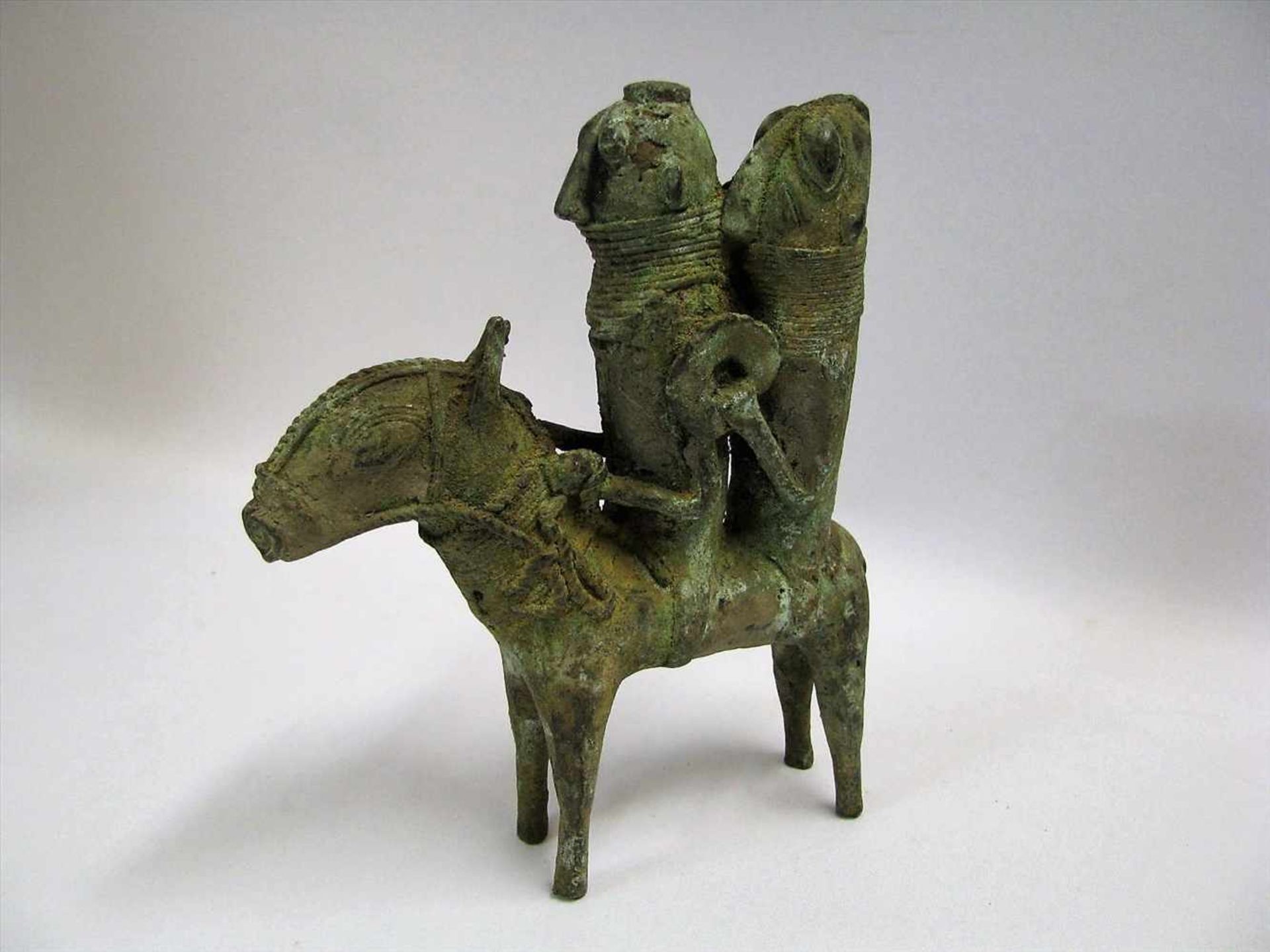 Zwei Reiter auf Esel, Afrika, Benin, Bronze oxidiert, 19 x 16 x 4,5 cm.