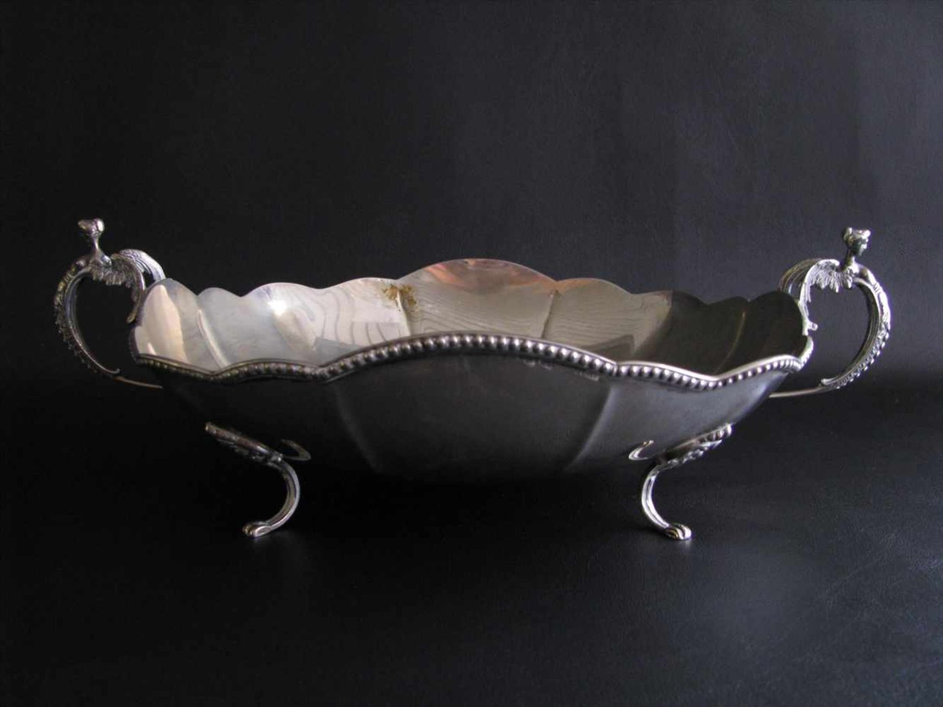 Schale mit Henkeln in Form von geflügelten Meerjungfrauen, 800er Silber, gepunzt, 438 g,