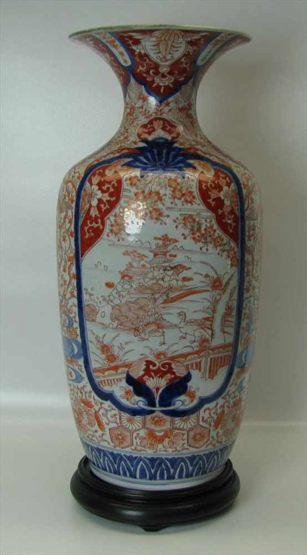 Vase, Japan, Imari, 19. Jahrhundert, Weißporzellan mit polychromer Bemalung, h 44 cm, d 22,5 cm.