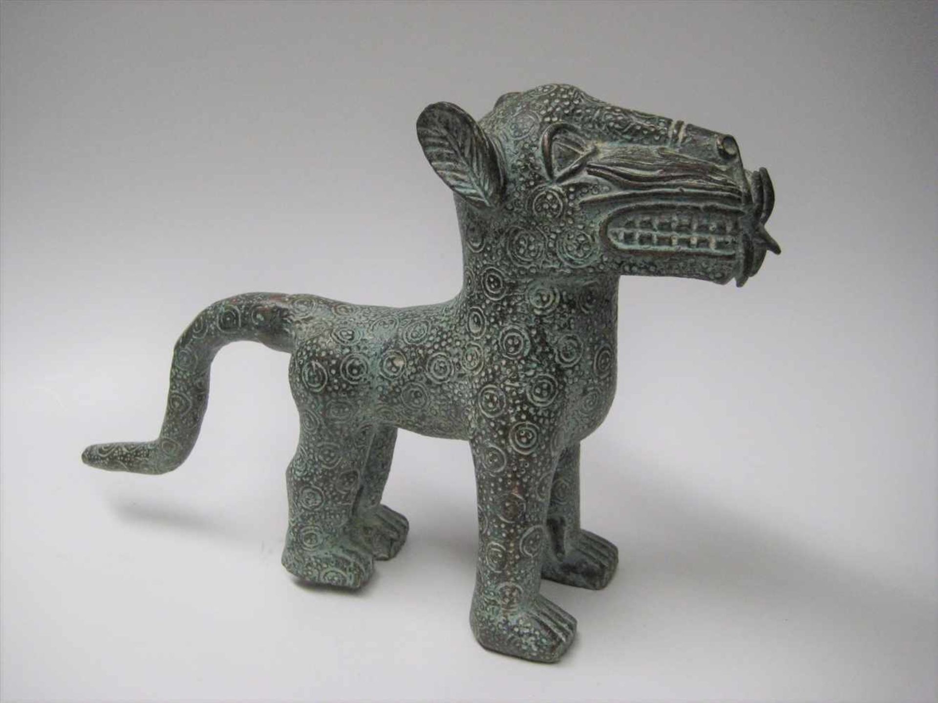 Stehender Leopard, Afrika, wohl Benin, Bronze mit grünlicher Patina, 20 x 30 x 7,5 cm.