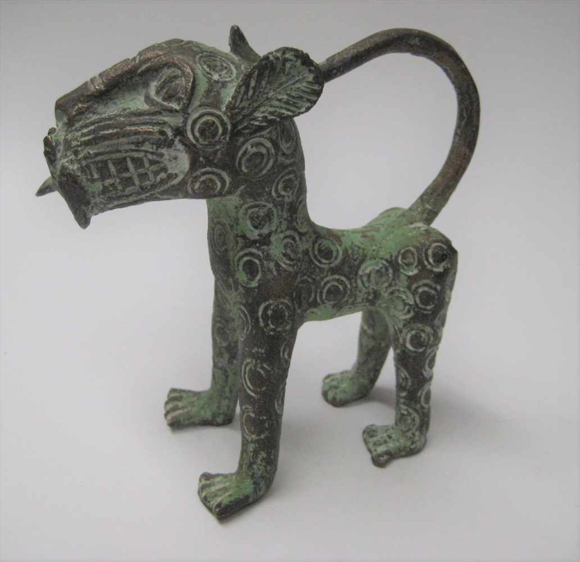 Stehender Leopard, Afrika, wohl Benin, Bronze mit grünlicher Patina, 12 x 12 x 4,5 cm.