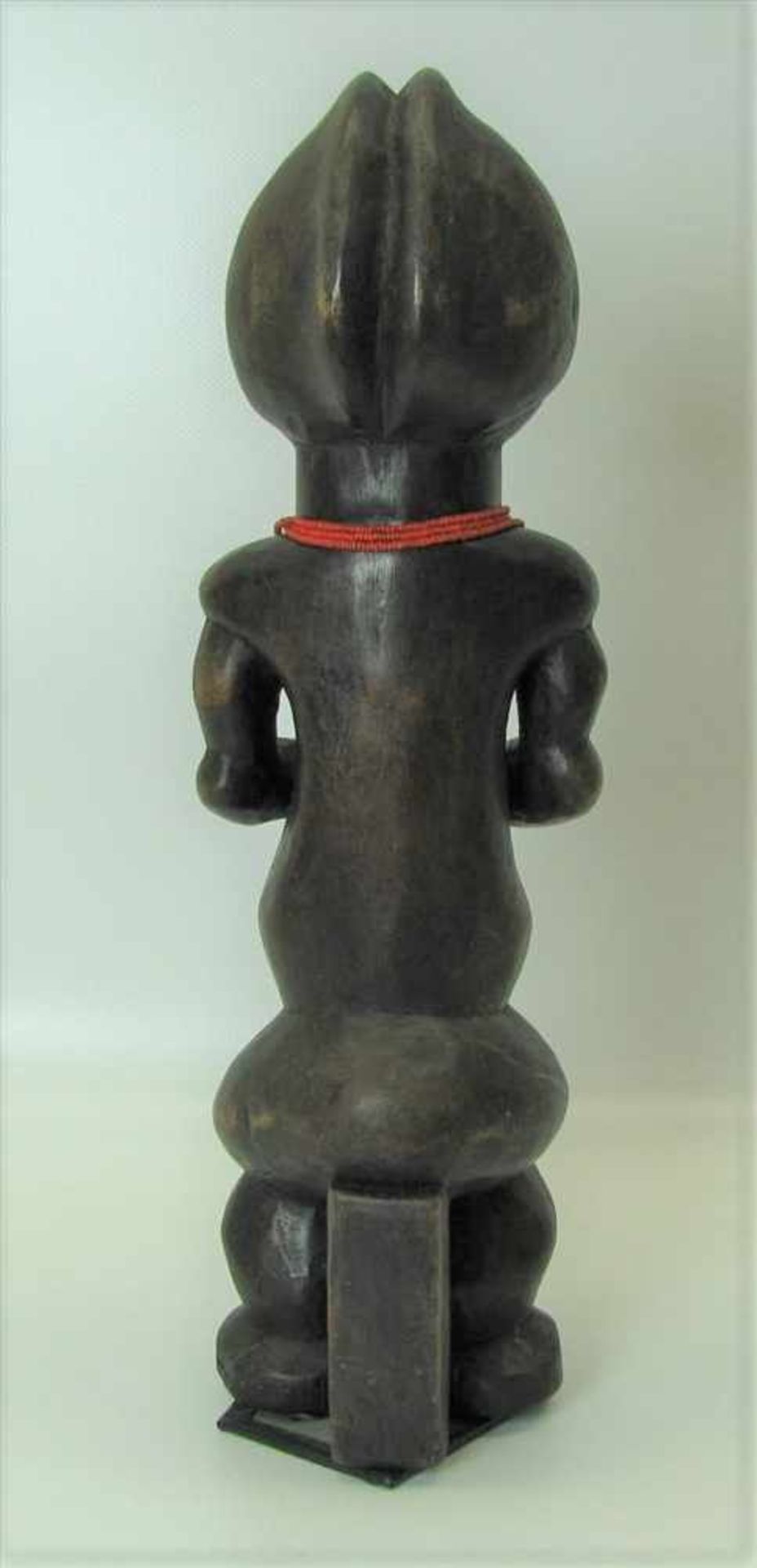 Hockender, Afrika, Gabun, Fang, Holz beschnitzt, h 34 cm, d 11 cm. - Image 2 of 2