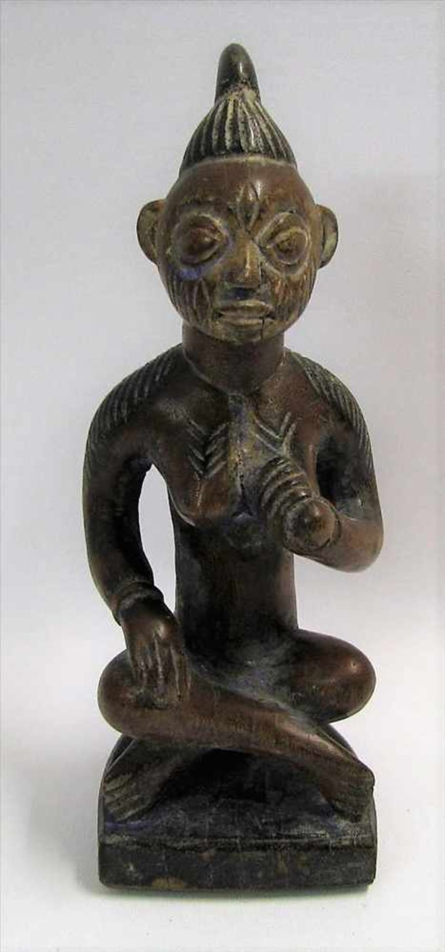 Hockende Fruchtbarkeitsfigur, Afrika, Nigeria, Yoruba, Holz beschnitzt, Reste von blauer Färbung, 21