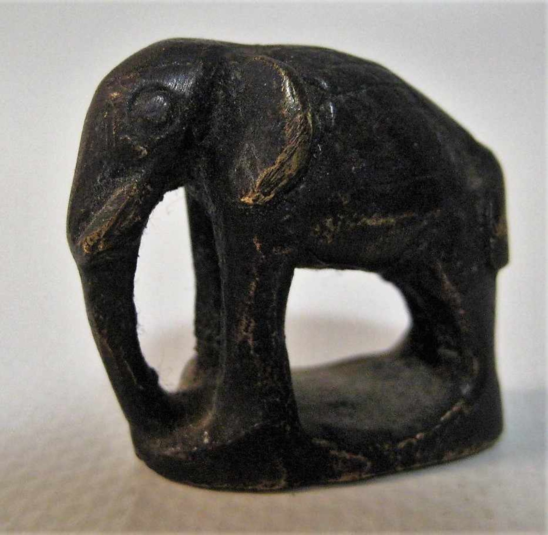 Opiumgewicht in Form eines Elefanten, Myanmar, Bronze, 3 x 3 x 1,2 cm.