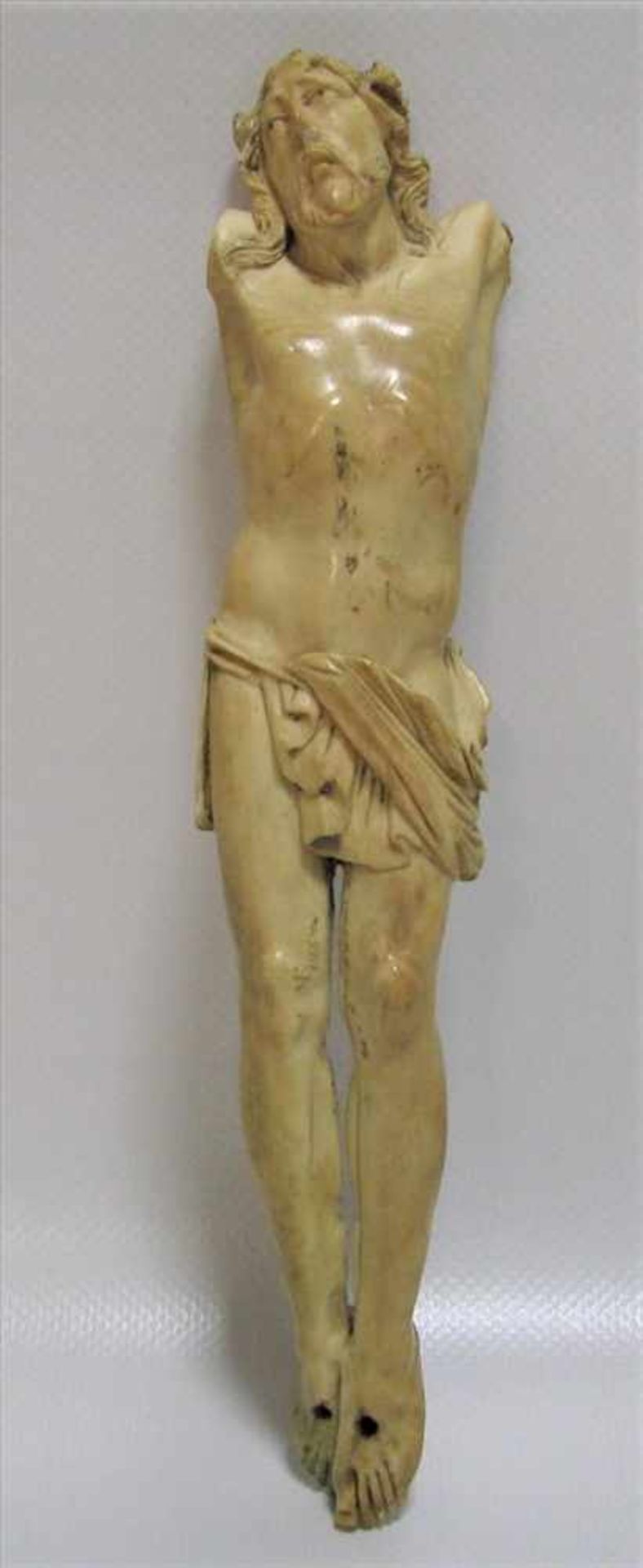 Christuskorpus, 18./19. Jahrhundert, Elfenbein fein beschnitzt, 2-Nagel-Typus, h 20,6 cm, d 4 cm.