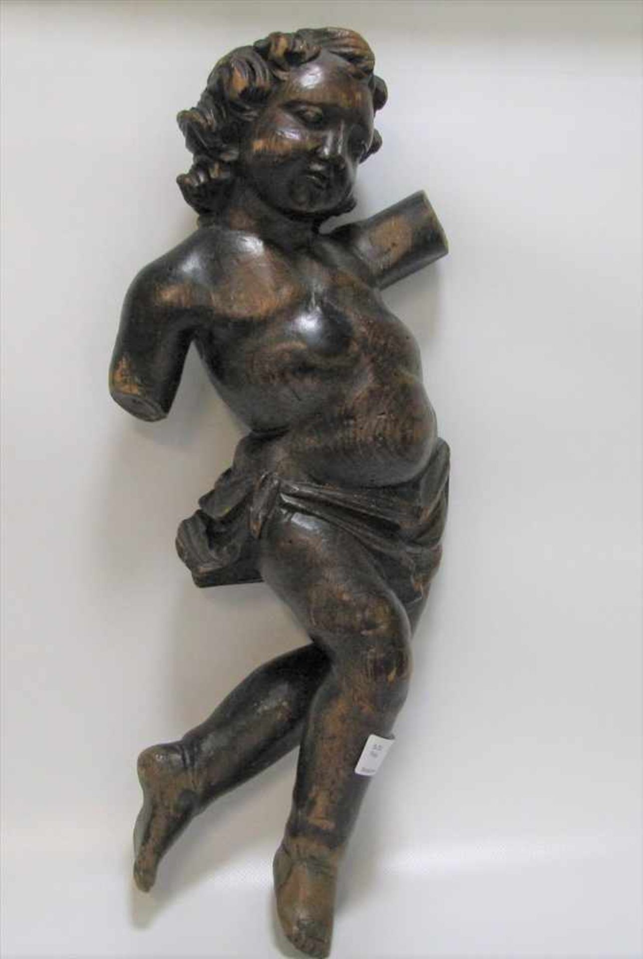 Putto, Süddeutsch, 1. Hälfte 19. Jahrhundert, Lindenholz beschnitzt, 49 x 21 x 11 cm.