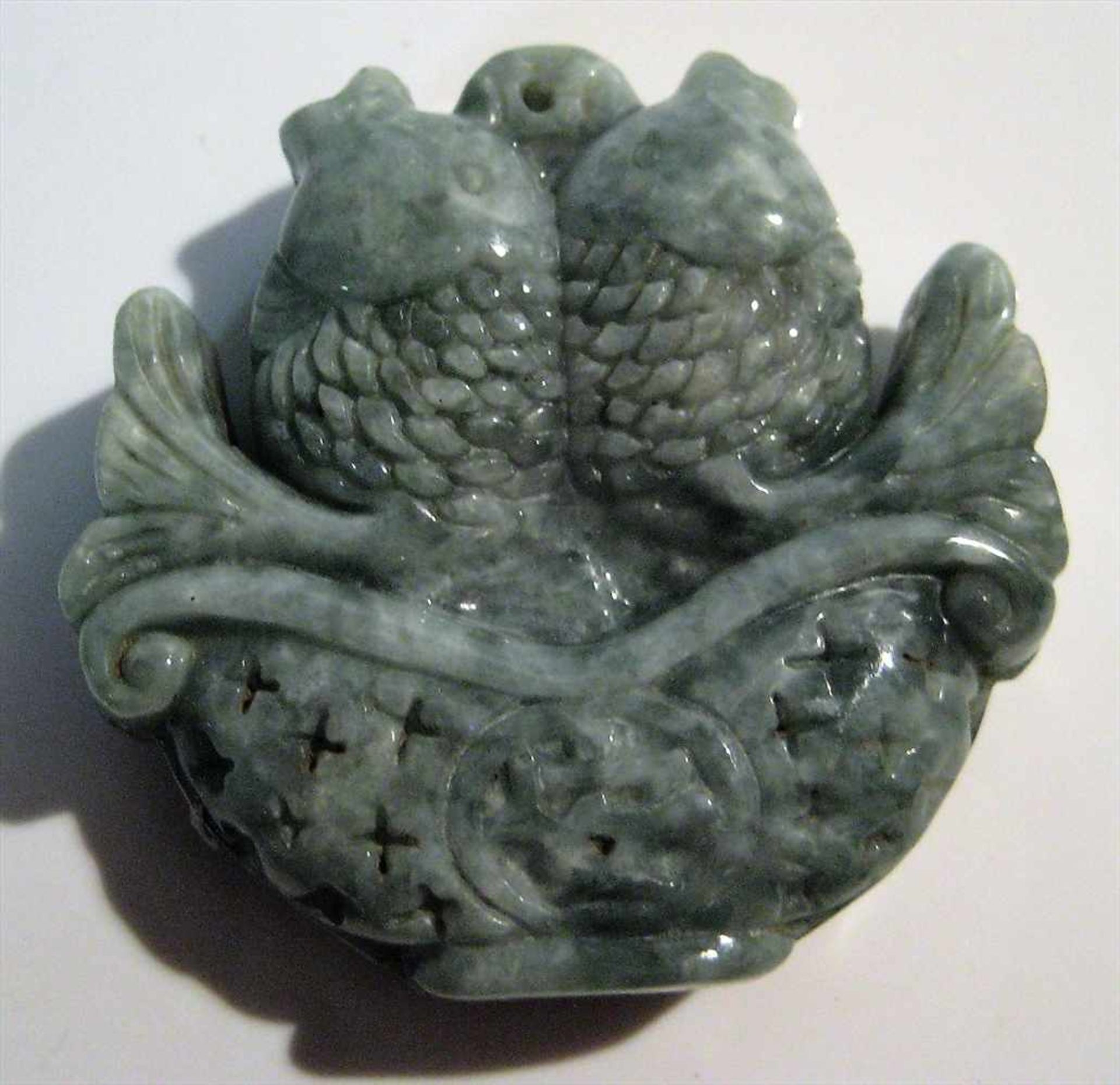 Jade-Anhänger "Zwei Fische", China, grau-bläuliche Jade, 5 x 5 x 1,2 cm.