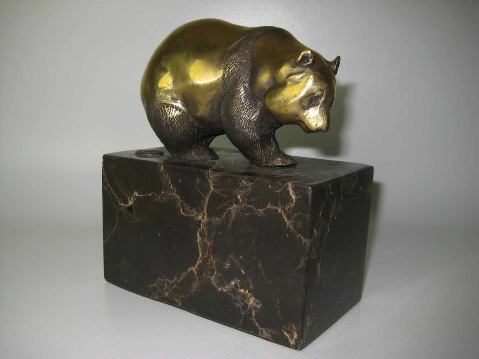Schreitender Pandabär, Bronze patiniert, bez. "Milo", Gießerstempel, Marmorsockel, posthumer Guss,