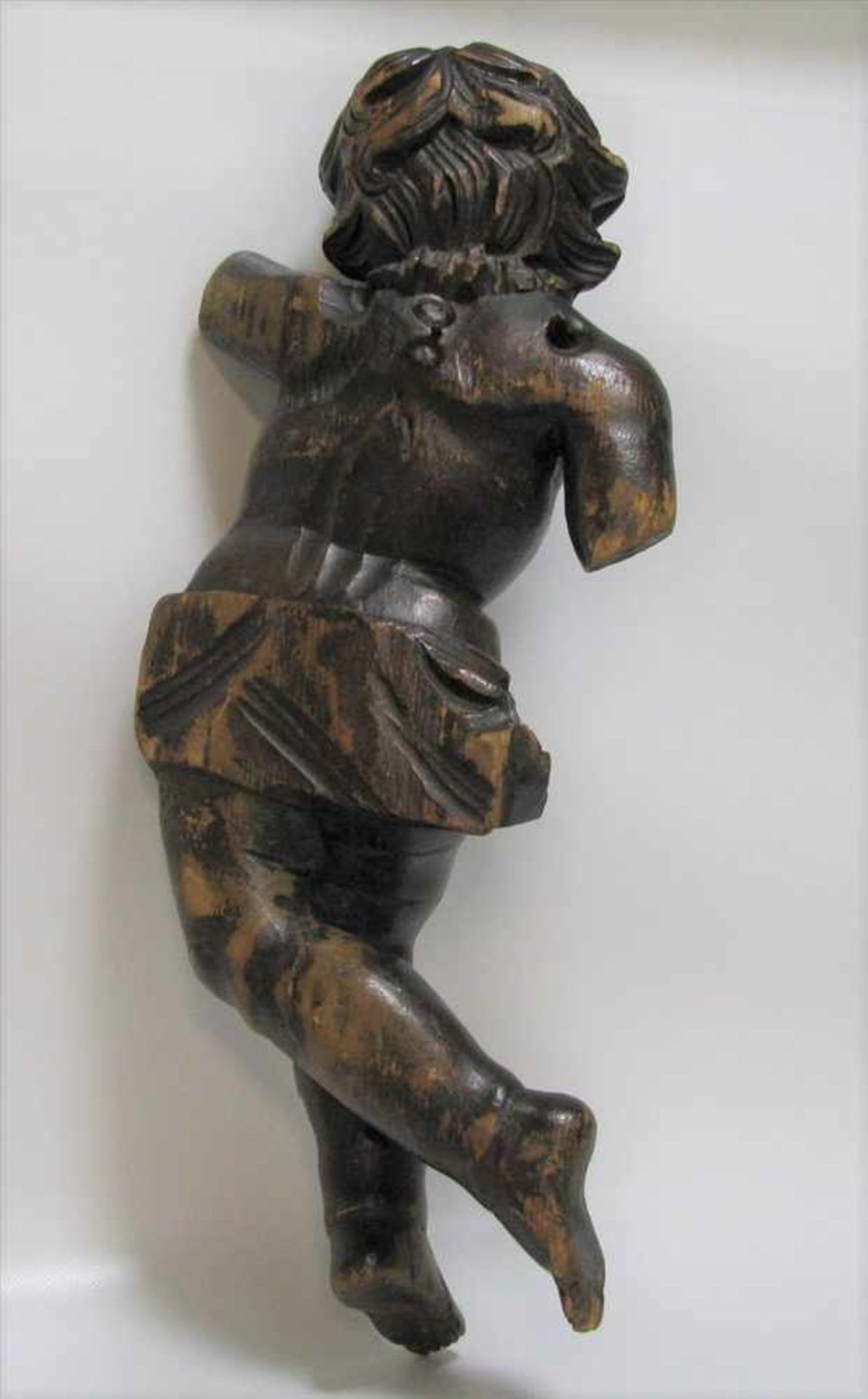 Putto, Süddeutsch, 1. Hälfte 19. Jahrhundert, Lindenholz beschnitzt, 49 x 21 x 11 cm. - Image 3 of 3