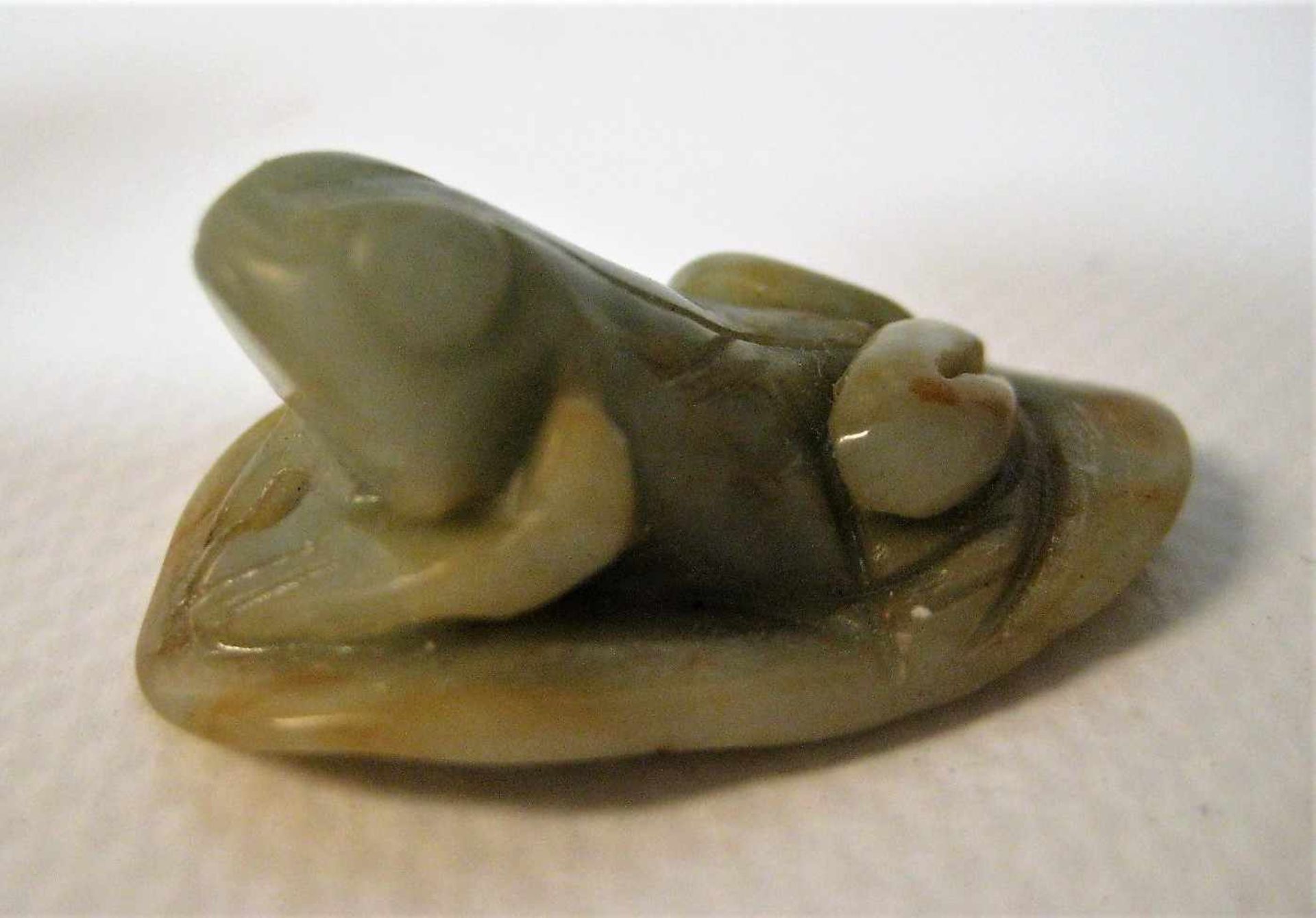 Anhänger, Frosch, grünliche Jade beschnitzt, 1,5 x 3,7 x 2,2 cm.