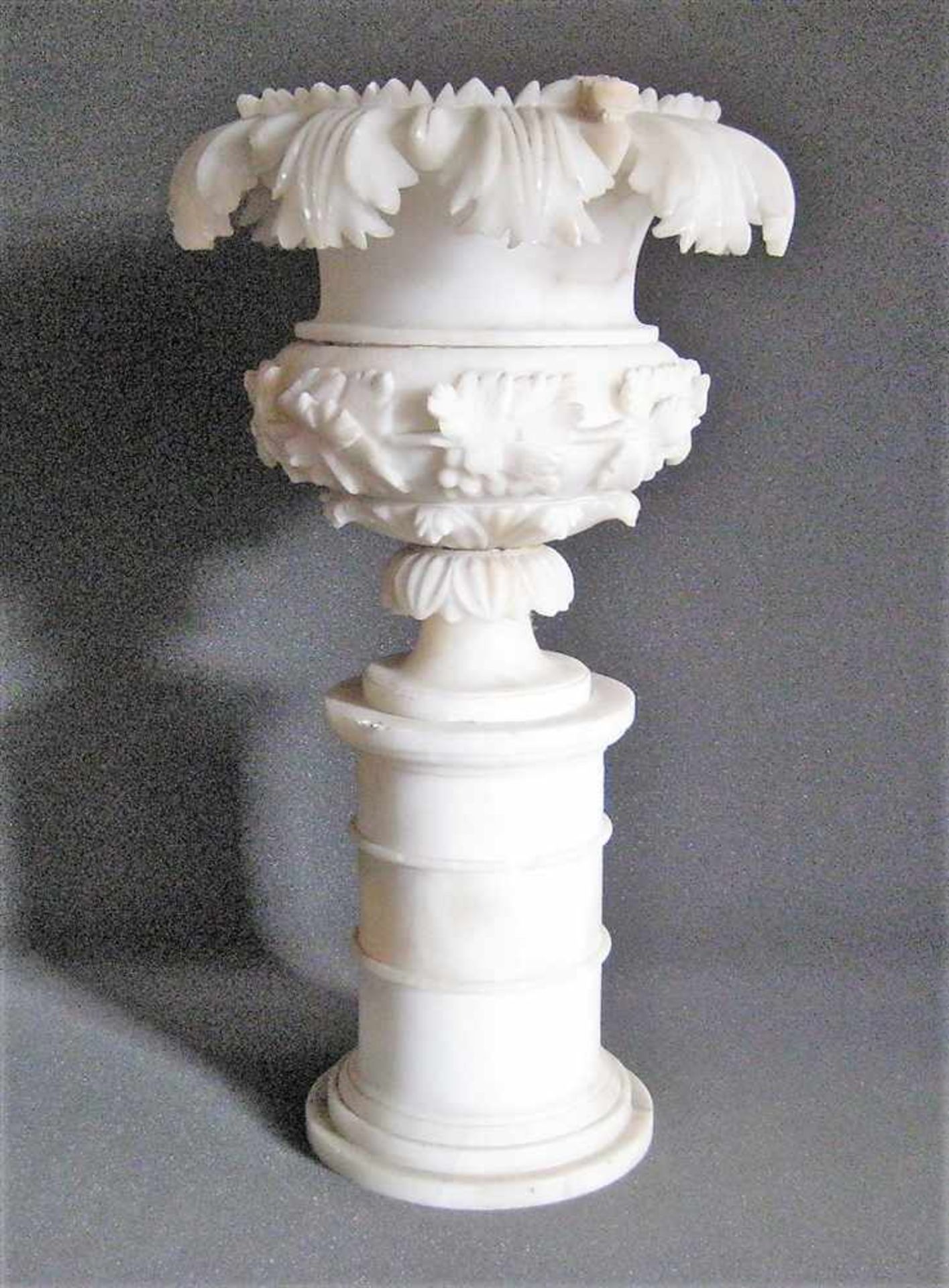 Alabaster-Vase, um 1900, Alabaster mit umlaufendem, reliefierten Weinlaubdekor, besch., h 53 cm, d