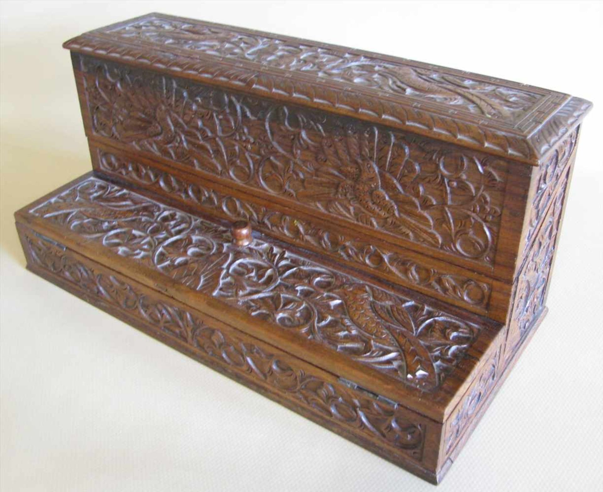 Schreibschatulle, Indonesien, Edelholz reich beschnitzt, 16,5 x 36 x 17 cm.