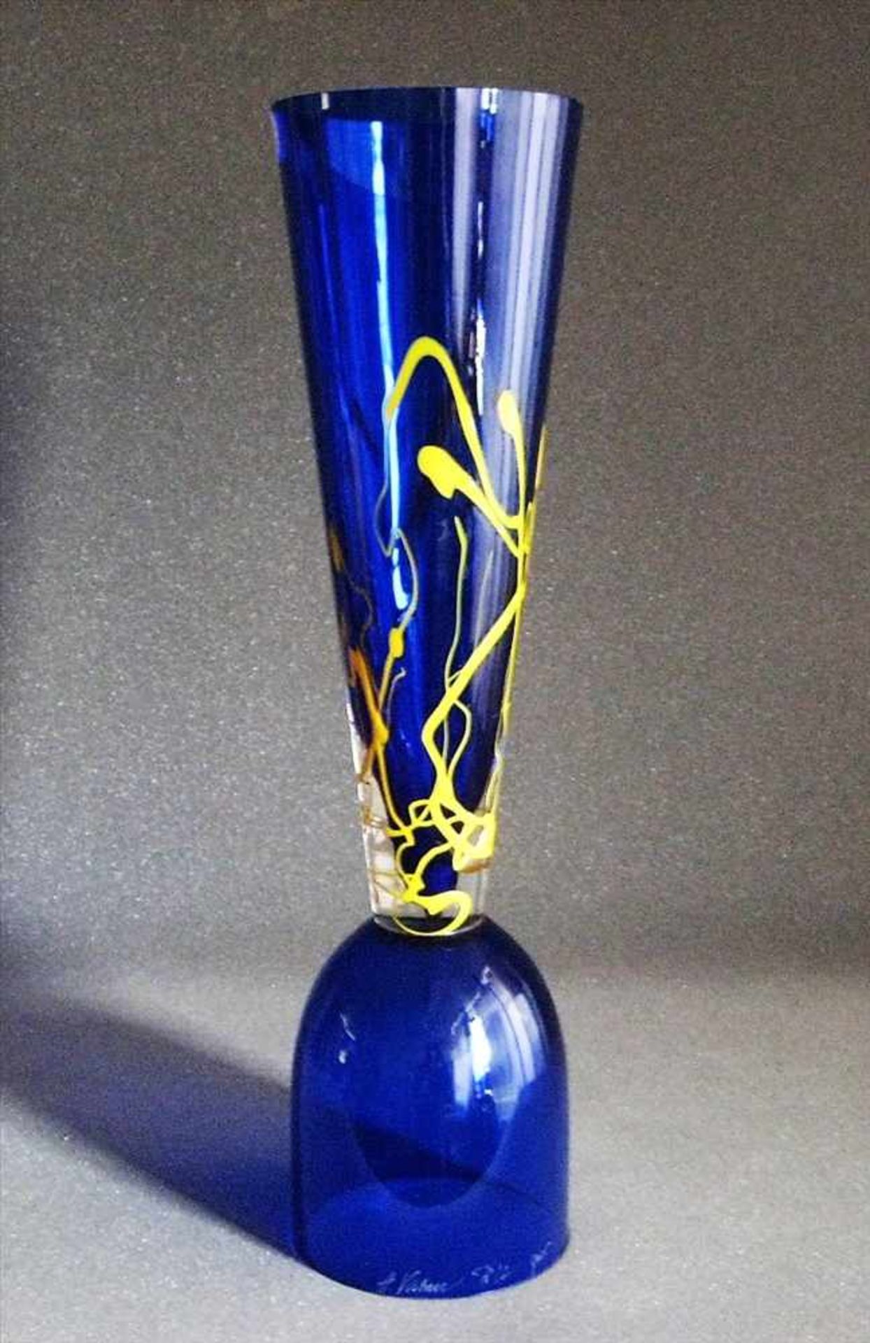 Designer-Vase, sign. A. Vahnu, bläuliches Glas mit gelben Fäden, h 50,5 cm, d 13,5 cm.