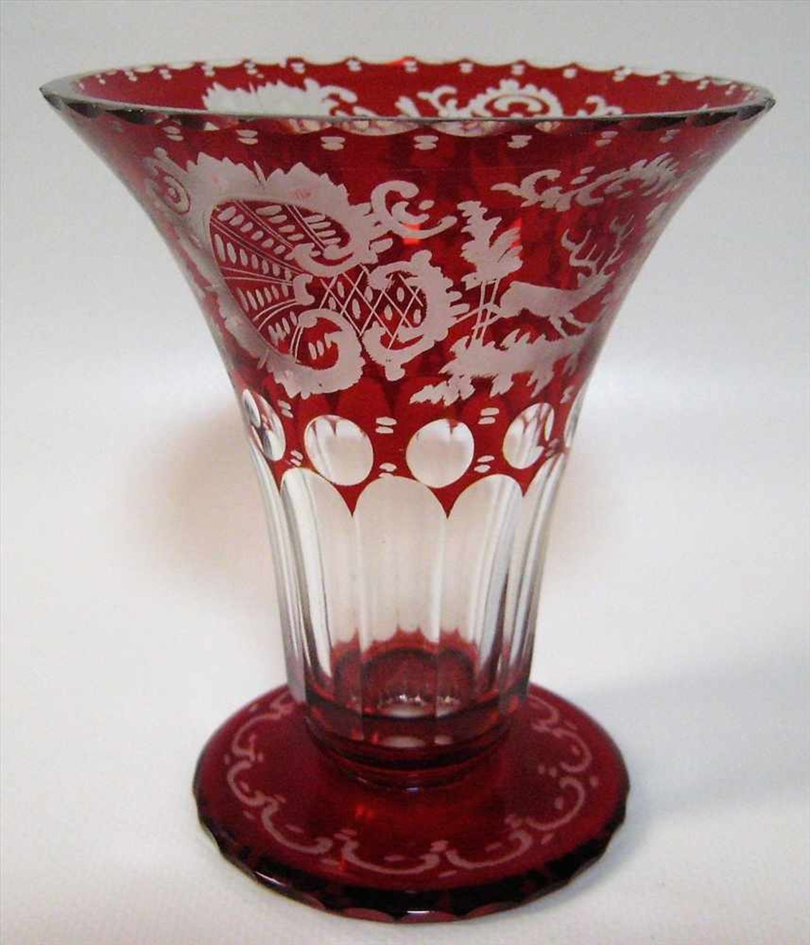 Vase, Böhmen, Bleikristall fein beschliffen und rubiniert, h 12 cm, d 10,5 cm.