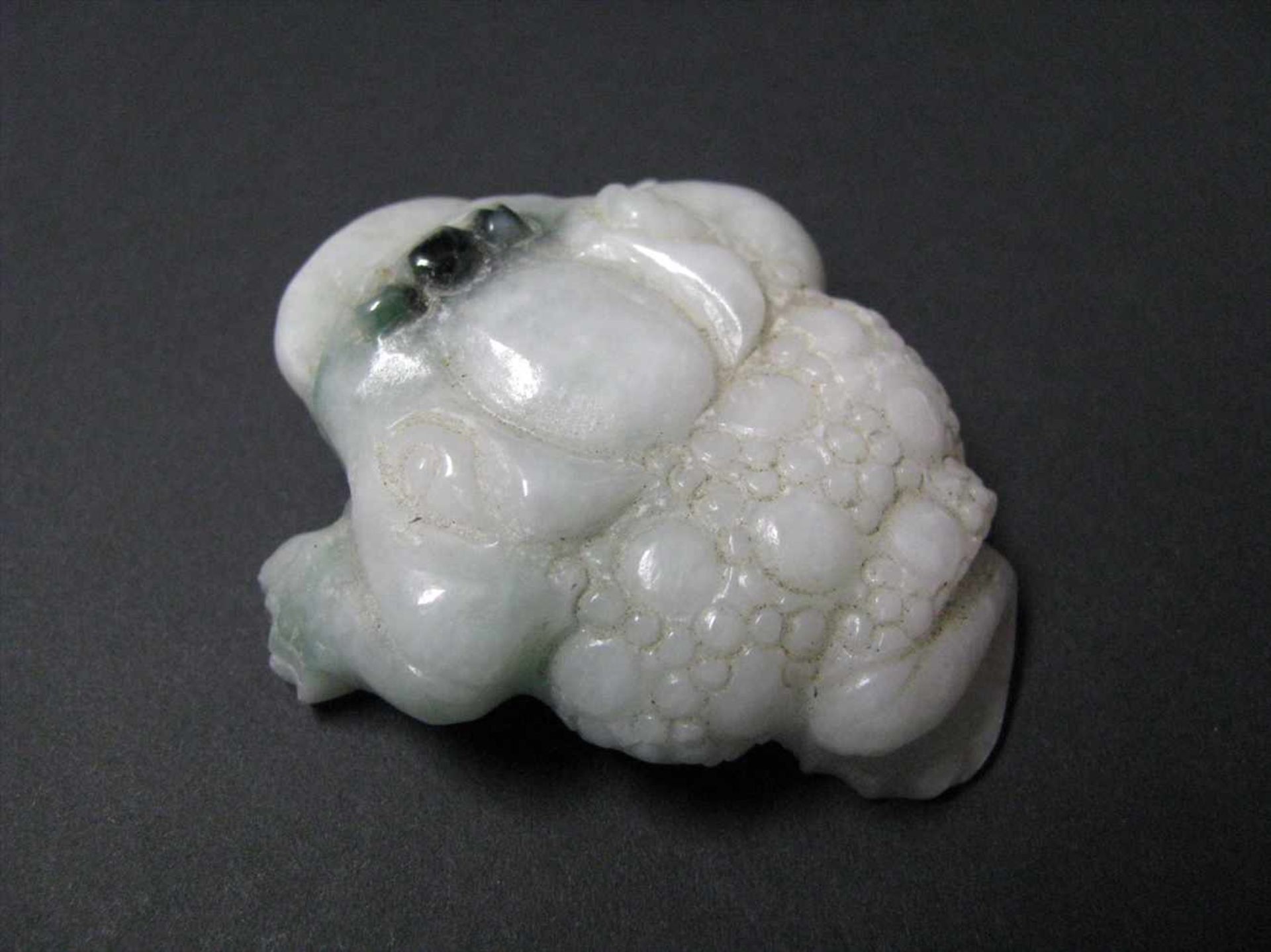 Sitzender Frosch/Kröte, China, weiß-grünliche Jade beschnitzt, 6 x 5 x 2 cm. - Bild 2 aus 3