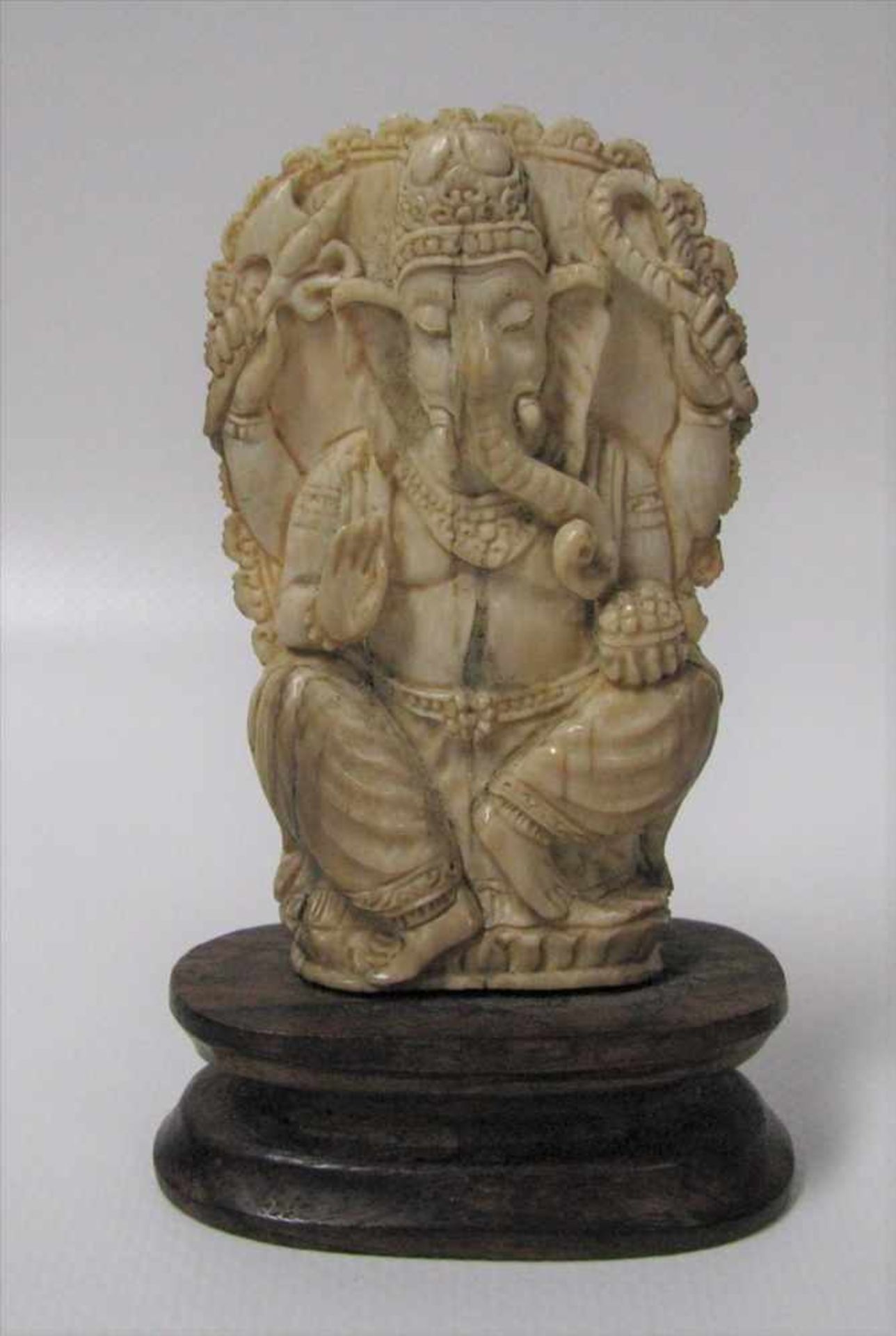 Ganesha, Asien, 19. Jahrhundert, Elfenbein beschnitzt, Holzsockel, 7,5 x 5 x 1,5 cm.
