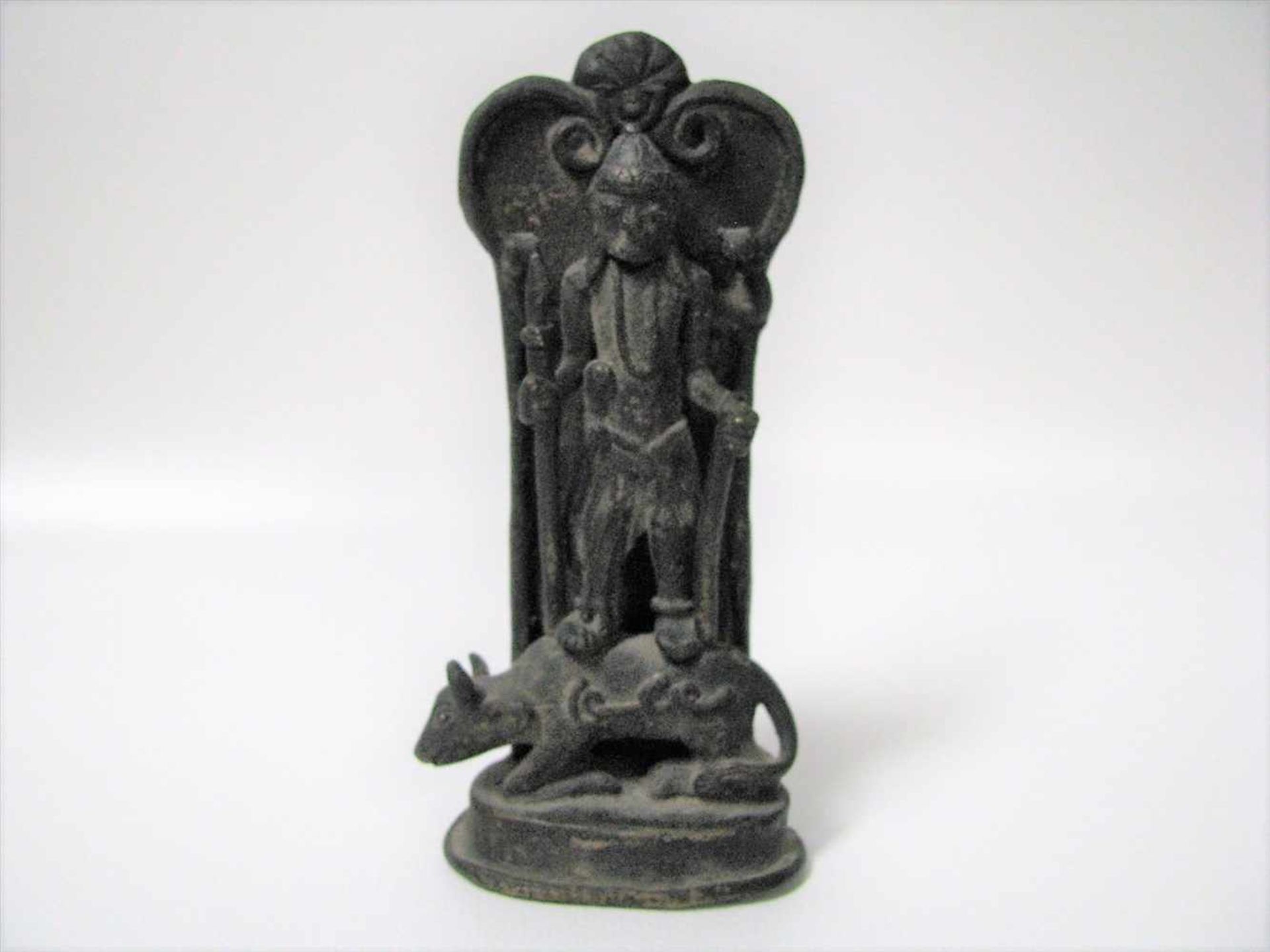 Stehender Heiliger auf Ochsen, Tibet/Nepal, wohl um 1900, Bronze, 14 x 7 x 3,5 cm.