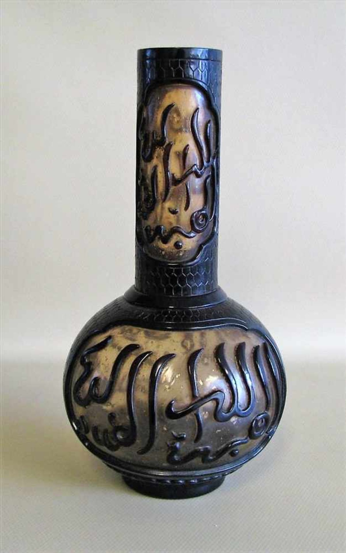 Vase, China, Überfangglas mit eingeschlossenen Goldblättchen, Wandung und Korpus mit geschnittenen