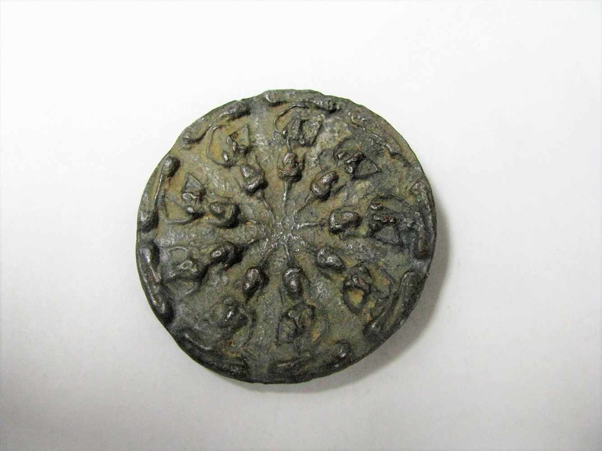 Runde Plakette mit Reliefabbildung eines seitzenden Mönchs, Tibet/Nepal, Zinn, d 4,5 cm. - Bild 2 aus 2