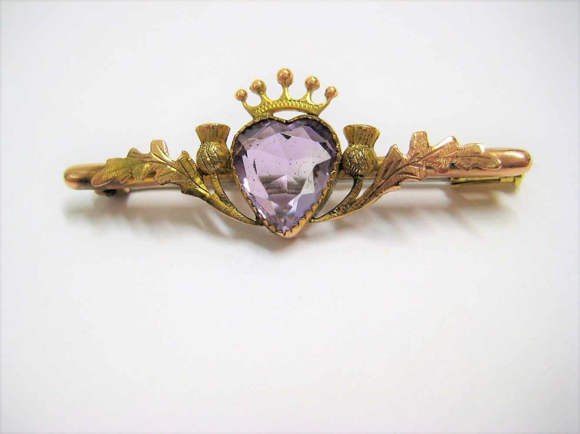 Brosche, um 1900, Amethyst in Herzform geschliffen, bekrönt, 333er Gelb- und Rotgold, ca. 3,4 g, 4,7