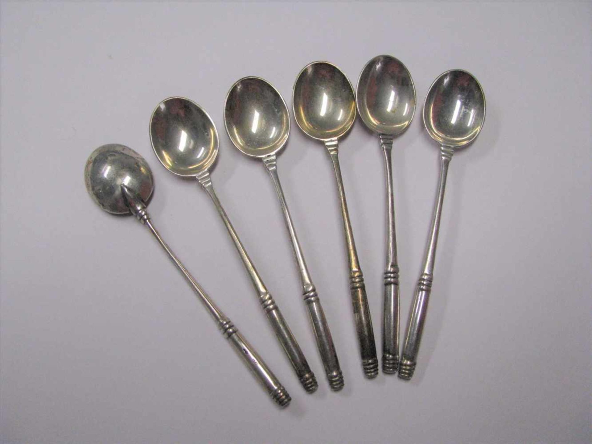 6 Teelöffel, um 1900, 835er Silber, gepunzt, 75 g, l 10,5 cm, d 2,1 cm.