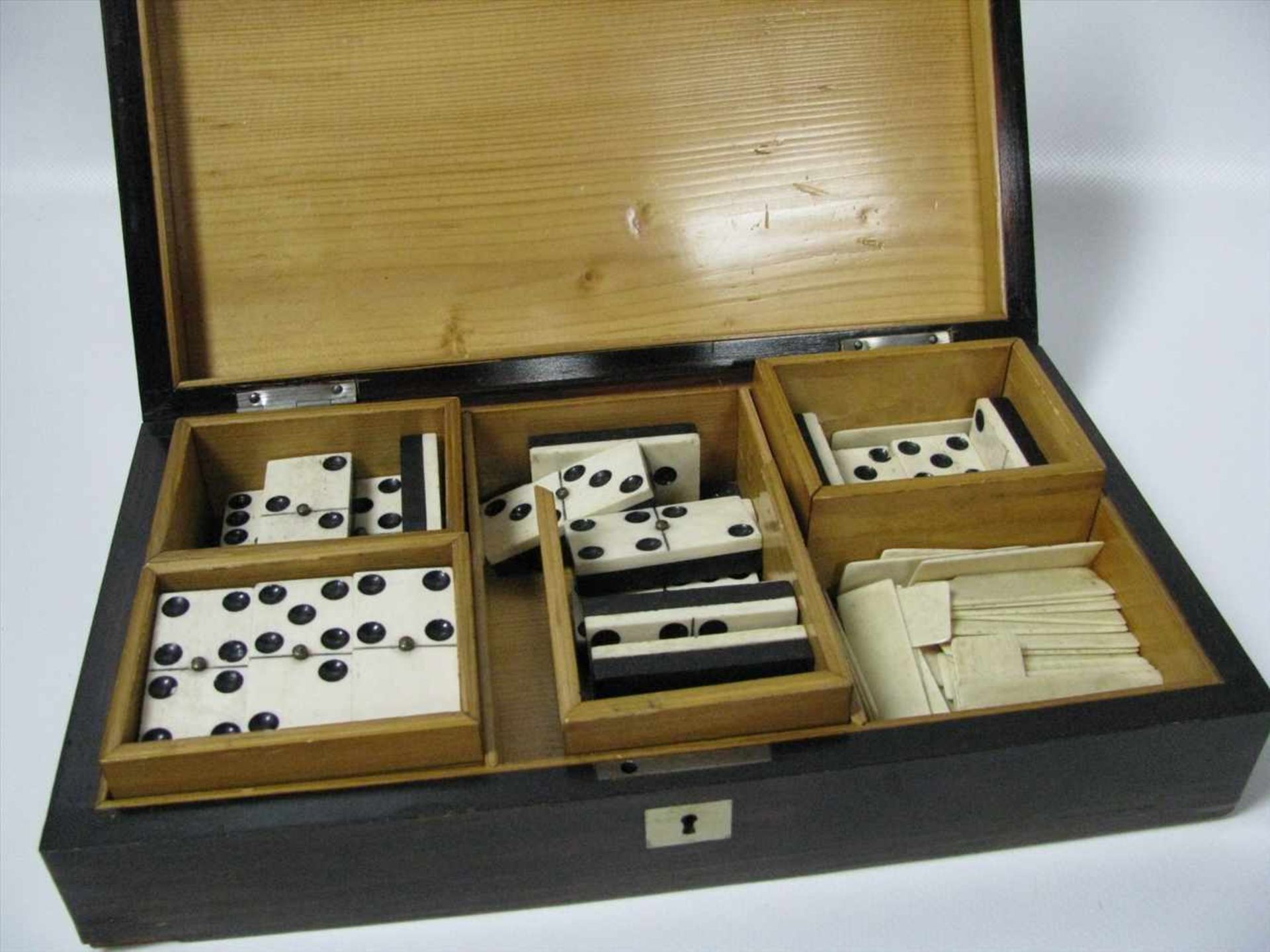 Spielschatulle mit Dominospiel und Bein-Jetons, um 1900, Mahagoni, besch., 6,5 x 27 x 15 cm. - Bild 2 aus 2